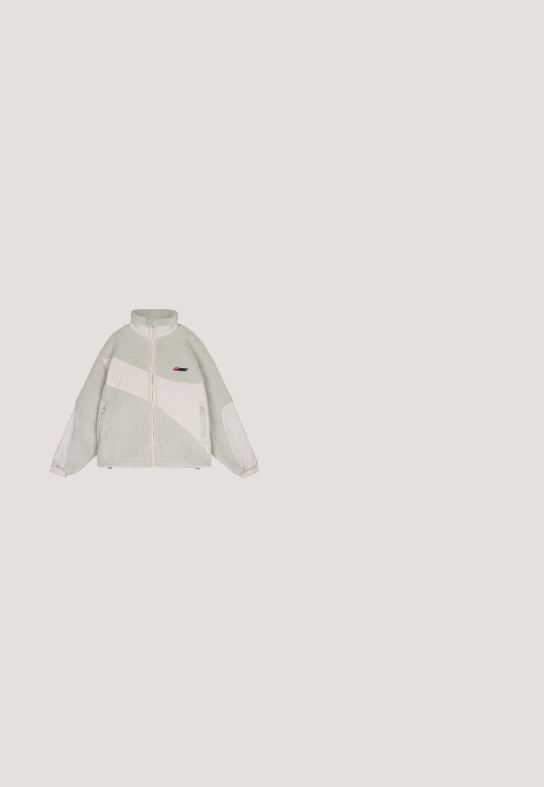 Hellgraue Fleecejacke mit durchgehendem Frontreißverschluss, hohem Kragen, diagonalen Stoffeinsätzen, seitlichen Reißverschlusstaschen und elastischen Bündchen.; Weißer Sweatshirt mit Rundhalsausschnitt und langen Ärmeln. Auf der Vorderseite befindet sich ein reflektierendes Logo "PEGADOR" in einem minimalistischem Design.; Hellbeiges Baumwoll-T-Shirt mit kurzen, weiten Ärmeln und Rundhalsausschnitt. Auf der Brust befindet sich ein kleines weißes Logo. Weiche Textur.; Helle khaki Cargo-Hose mit elastischem Bund, zwei Seitentaschen und Logodetails. Das Material wirkt glatt mit einer leicht strukturierten Oberfläche.; Wildledersneaker in Hellbraun mit dunkleren Akzenten, ausgestattet mit einem niedrigen Profil, Schnürverschluss und einem Markenlogo an der Seite.; Beige Wildleder-Umhängetasche mit geschwungenem Design, verstellbarem Riemen mit geprägtem Text und silberfarbenen Hardware-Elementen.