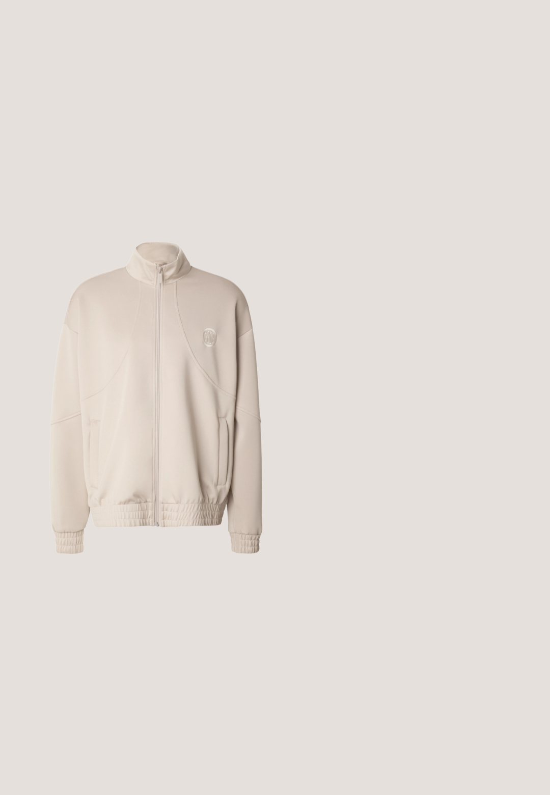 Lys beige lynlåstrøje med høj krave, elastiske manchetter og kant. Har forlommer og en cirkulær logo på brystet. Glat stof.; Lynget hoodie i mørkeblåt stof med cremefarvet inderside. Har en frontlomme, beige snore og et brunt læderlogo.; Marineblå bomulds T-shirt med korte ærmer, prydet med en blå grafik af en bjørn og teksten "PENFIELD MASSACHUSETTS" i en firkantet form på forsiden.; Marineblå afslappede shorts med elastisk talje og justerbar snøre, frontlommer og knælængde.; Hvid sneaker med lavt skaft, gråt foer, perforeret tå, syningsdetaljer på panelerne, hvide snørebånd og sål i gummi mod en ensfarvet baggrund.; Sorte metalsmykke med en fin kæde og en rektangulær vedhæng med børstet overflade. Låsesystem på bagsiden.