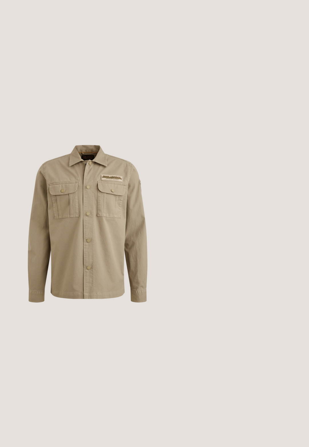 Beige skjorte med knaplukning, to brystlommer, rund krave og lange ærmer. Har messingknapper og et broderet mærkelogo.; Brun sweater lavet af tekstureret strikket stof, med en rundtalje og ribbede manchetter og kant. Klassisk pullover-design med lange ærmer.; Langærmet skjorte i off-white bomuld. Har en spids krave, seks knapper foran og en blødt tekstureret stof.; Lys blå vaskede denimshorts med et klassisk 5-lommers design, knaplukning og subtile falmninger. Ren kant og synlig tekstur.; Brune læder ankelstøvler med en struktureret overdel, lynlåslukning og polstret krave. Gummisålen har et mønster, der sikrer godt greb.; Olivengrøn Tommy Hilfiger crossbody-taske med sort kant, frontlomme med lynlås, justerbar sort rem og lille flagdetalje på siden.