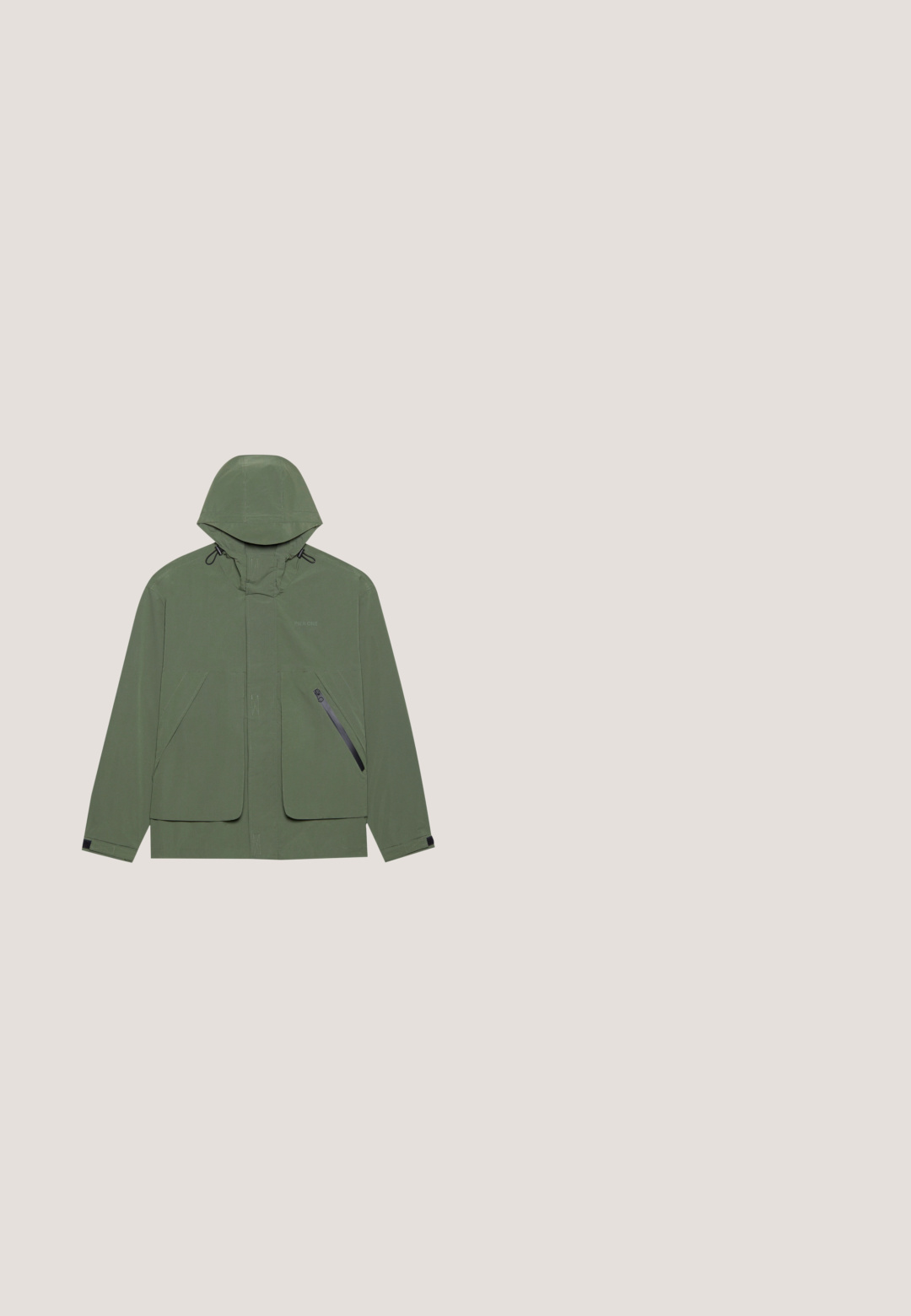 Grüne wasserdichte Jacke mit Kapuze, großen Fronttaschen, einer seitlichen Reißverschlusstasche und verstellbaren Kordeln. Glatte Textur.; Beige kurzärmliges Hemd mit Knopfleiste, Brusttasche und Kentkragen, auf weißem Hintergrund dargestellt.; Cargo-Hosen aus olivgrünem Baumwollgemisch, mitSeitentaschen, einem Knopfverschluss und einem entspannenden Schnitt mit verstärkten Nähten.; Braune Leder-Stiefelette mit schwarzem Kragen, Metallösen und robustem grauen Sohlen. Verfügt über ein Logo an der Seite und genähten Details.; Brauner gewachster Canvas-Rucksack mit Lederträgern und Akzenten. Verfügt über einen Rollverschluss, Fronttaschen und Details aus Metall.; Geflochtener brauner Leder-Gürtel mit einer silbernen rechteckigen Schnalle, glatter Textur und geflochtenem Design, das Flexibilität und Stil verbessert.