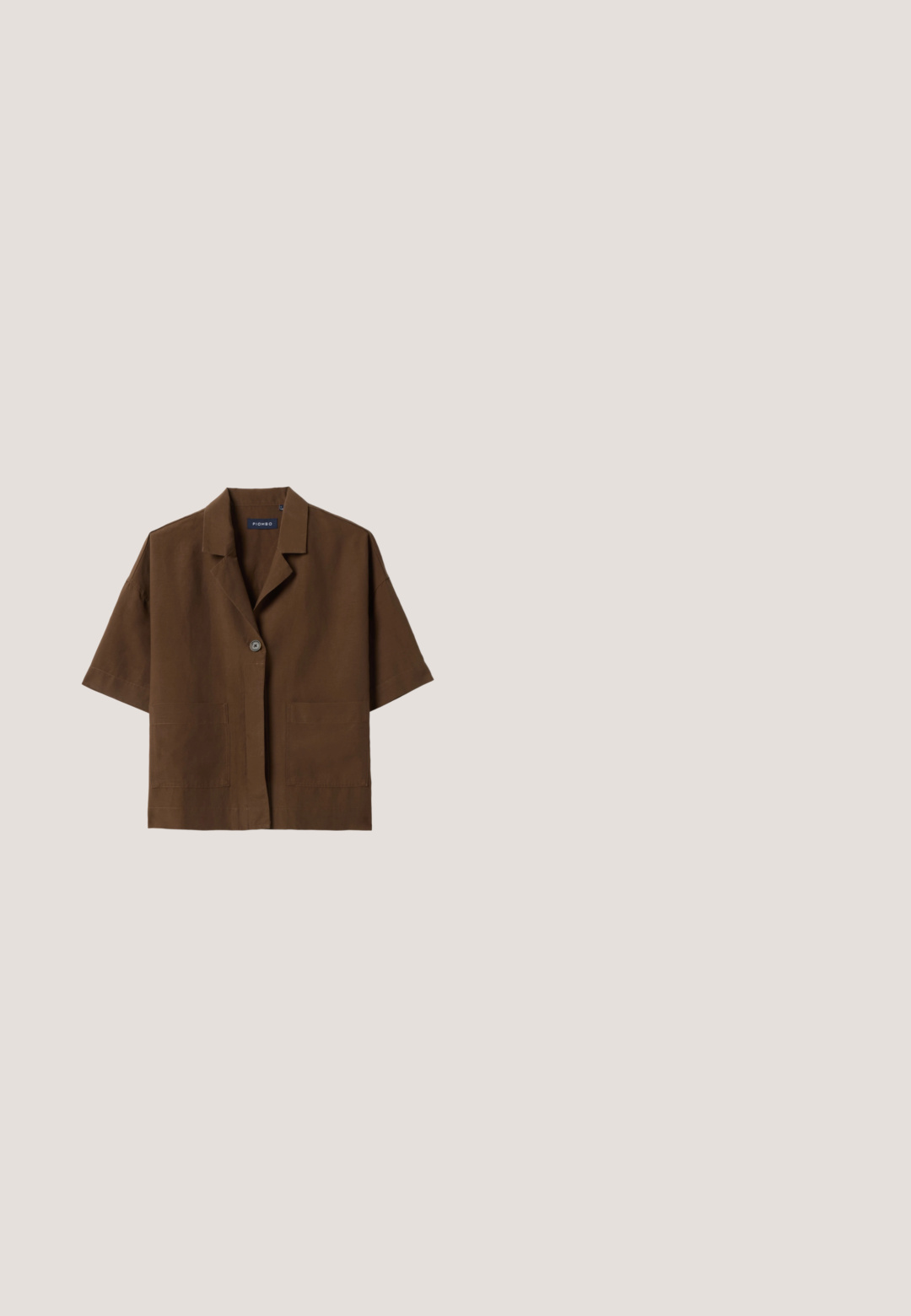 Camisa marrón de manga corta con botones, con cuello con muesca y dos bolsillos delanteros de parche, etiquetada Piombo, mostrada sobre fondo blanco.; Tejido blanco con rayas onduladas en negro y dorado, con una superficie texturizada, mostrando una apariencia suave y fluida, hecha de fibras naturales.; Pies con sandalias Birkenstock beige con hebillas de oro, combinadas con jeans de mezclilla azul oscuro enrollados en los puños, de pie sobre un suelo de madera.; Gafas de sol con forma ovalada, montura de metal dorado, lentes tintados marrones y patillas texturizadas. Presenta un logo en la lente superior.; Bolsa tote de tela suave con rayas verticales negras y beige, asas de cuero negro y cierres de cordón en ambos lados.; Pulsera de cordón negro ajustable que presenta un pequeño colgante en forma de estrella dorada y un acento de cuenta dorada, anudada en el centro para un tamaño ajustable.