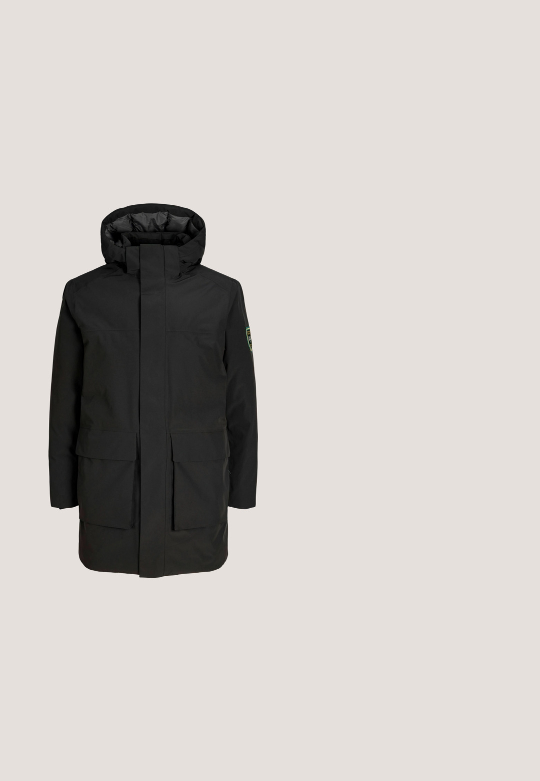 Sort vandtæt parka med høj krave og store forlommer. Har en aftagelig hætte og en glat, mat overflade.; Sort langærmet pullover med kvart lynlås, ribbet manchetter og kant samt høj krave.; Sort langærmet Henley-skjorte med tre knapper og rund halsudskæring, ensfarvet design og lige kant.; Sorte denim jeans med lige skæring, der har knap- og lynlåslukning, fem lommer og minimal syning.; Sorte læder ankelstøvler med suede detaljer, grå snørebånd, gummisål og en kontrasterende tan mellemsål. Har syninger.; Sort skuldertaske med tekstureret stof, glatte læderdetaljer, justerbar rem, lynlåslukning og præget logo.