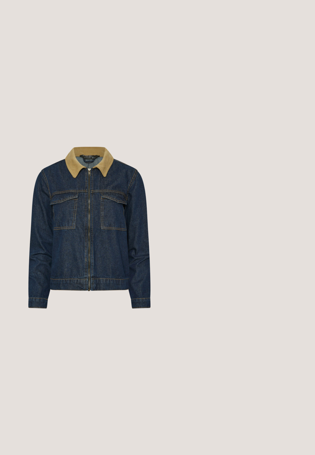 Donkerblauwe spijkerjas met beige kraag, ritssluiting aan de voorkant, lange mouwen en twee borstzakken met kleppen.; Marineblauwe T-shirt met korte mouwen van katoen, met een ronde halslijn en het "Pepe Jeans London" logo in het wit op de voorkant gedrukt.; Jeansrok in een lichtblauwe tint, met een sluiting met knopen aan de voorkant, twee opgestikte zakken en een rechte snit. De stof heeft een klassieke textuur.; Bruine leren enkelboot met een ronde neus en een lage blokhak, voorzien van elastische zijpanelen en een gladde, glanzende afwerking.; Denim schoudertas met gevlochten riem, gestikte spiraalvorm met studs, dubbele riemaccenten en decoratieve kwastjes en hangers op een witte achtergrond.; Metalen armband met een gevlochten ontwerp van zilveren en gouden banden, met een gladde, gepolijste afwerking. Opvallend knoopdetail in het midden.