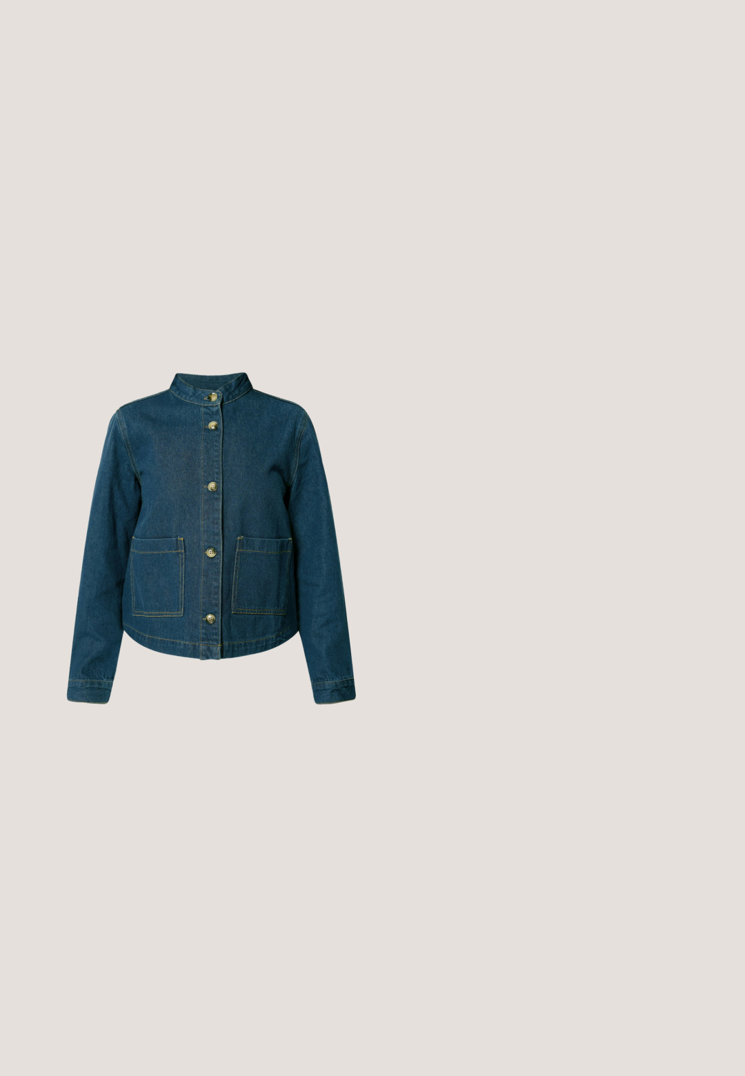 Mørkeblå denimjakke med lange ærmer, ståkrave, knapper foran og to firkantede forlommer med synlige syninger.; Denim bluse med korte ærmer i mørkeblue, med rund halsudskæring, central snøring og samlede ærmedetaljer. Casual og struktureret finish.; Blå og hvide bukser med vide ben, elastisk talje og indviklet blomstermønster og vinranker hele vejen rundt.; Beige lærredsneakers med en vævet jutesål, der har tre hvide striber og en lille logoaccent på siden.; Cremefarvet taske med lodrette mørkeblå striber og to skulderremme, lavet af vævet stof.; Guld-tone charmearmbånd med uregelmæssige hvide perler, små guld accenter og lås. Inkluderer flere hængende charms.