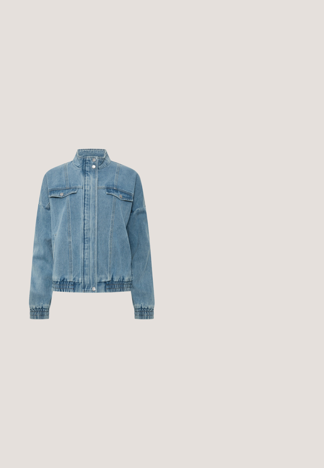 Veste en denim bleu clair avec col montant, fermeture à boutons pression, deux poches poitrine, poignets et ourlet élastiques.; T-shirt bleu clair à manches courtes avec un motif texturé en forme de lèvres sur le devant et un col rond.; Jupe en jean bleu clair avec une fente à l'avant et une ceinture. Comprend le design traditionnel à cinq poches et une fermeture à bouton en métal.; Baskets en daim bleu clair avec lacets blancs, motif étoile crème sur le côté et semelle en caoutchouc marron.; Sac à main en jean bleu décoré de perles blanches, poignée chaîne dorée et doubles tirettes de fermeture éclair.; Chouchou en tissu froissé à rayures crème et bleu clair avec texte noir sur fond blanc uni.