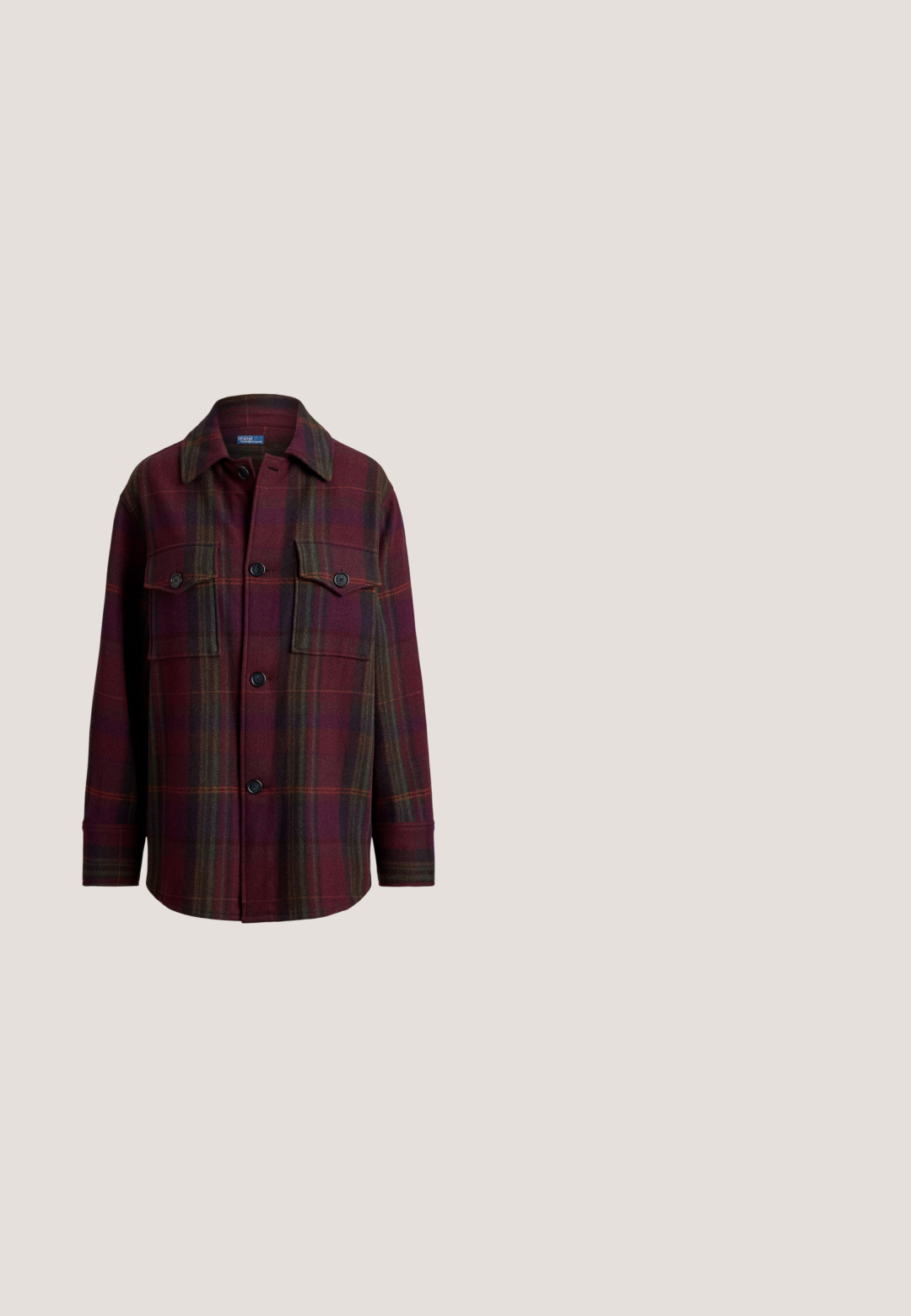 Langärmelige Jacke mit Knopfleiste und Kragen, Brusttaschen mit Knopf, im bordeauxroten und dunkelgrünen Karomuster.; Marineblaues und dunkelrotes kurzärmeliges Shirt mit horizontalen Streifen, rundem Ausschnitt und figurbetontem Schnitt.; Klassische, hellblaue Schlagjeans mit hoher Taille, ausgestattet mit fünf Taschen und akzentuierten Nähten. Der Stoff hat eine klassische, ausgebleichte Textur.; Dunkelbrauner Wildleder-Stiefelette mit spitzer Zehenkappe und niedrigem Kitten-Heel, von der Innenseite auf weißem Hintergrund gezeigt.; Braune Wildleder- und Lederhandtasche in Halbmondform mit einem Trageriemen und goldfarbenem Verschluss mit kleinem Pferd-und-Reiter-Logo.; Goldene Creolen, jeweils mit einer einzelnen herabhängenden weißen Perle und kleinen Strasssteindetails vor hellem Hintergrund.