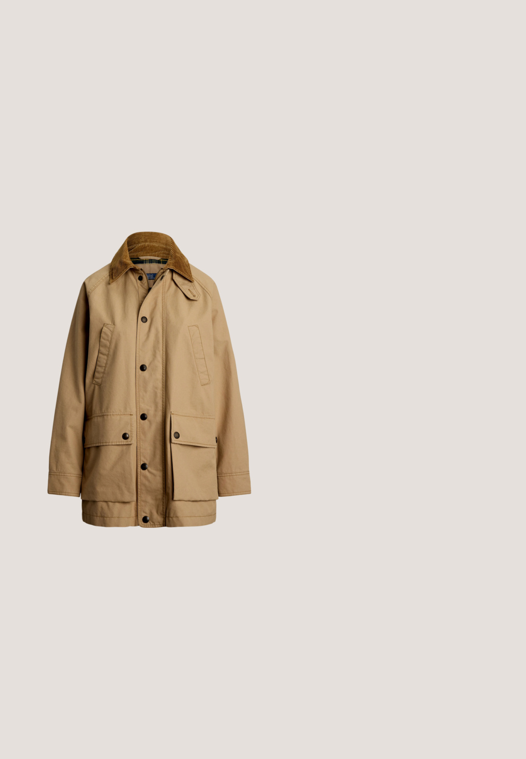 Polo Ralph Lauren COTTON UTILITY JACKET - Lichte jas - vintage khaki; Marineblauw poloshirt met witte strepen, korte mouwen, geribde kraag en een knoopsluiting met drie knopen; met geborduurd logo op de borst.; Beige jeans met uitlopende pijpen en een hoge taille, voorzien van twee steekzakken aan de voorkant en een knoopsluiting. Soepele textuur en minimale stikseldetails.; Bruine leren mocassin met gestikte details en een gestrikte veter op een effen lichte achtergrond, gezien van opzij.; Bruine suède en lederen handtas in halve maanvorm met enkele band en goudkleurige sluiting met een klein paard en ruiter logo.; Gouden oorbellen in de vorm van een hart met stralende ribbels, kleine gouden kraaltjes rondom de randen en een heldere edelsteen in het midden van elk.