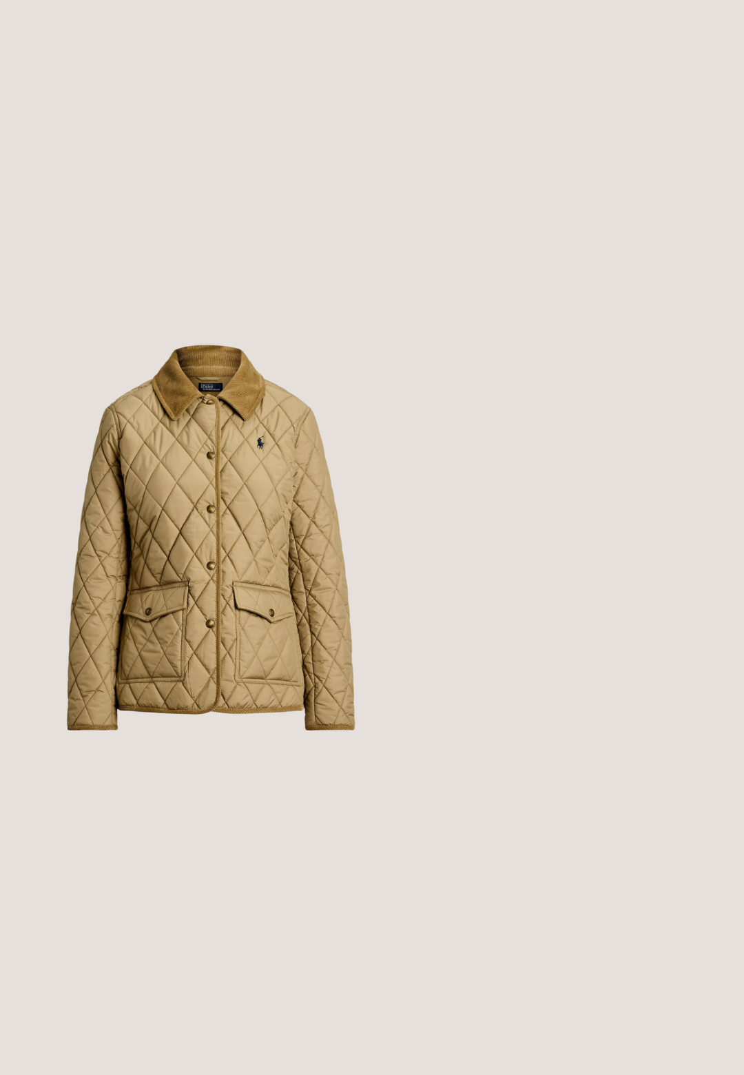 Quiltet tan jakke med en kordfløjlskrave, gyldne knapknapper, to forlommer og et lille broderet logo på brystet.; Kamelfarvet kabelstrikket rullekrave sweater med lange ærmer og ribstrikkede manchetter, med en lille broderet logo på brystet.; Brune højtaljede viddebukser med bæltestropper, forreste knap og lynlås lukning mod en lys baggrund.; Brune læder ankelstøvler med rund tå, gyldne øjeknapper og brogue-detaljer. Kraftig brun gummisål med tekstureret mønster.; Brun ruskindstaske med dobbelte læderhanke, guldlignende beslag, frynse samt lille præget logo foran.; Guldtonede klipsøreringe med et skildpaddemønster i cirkulær form og et opraised logo på forsiden. Glat tekstur og blank finish.