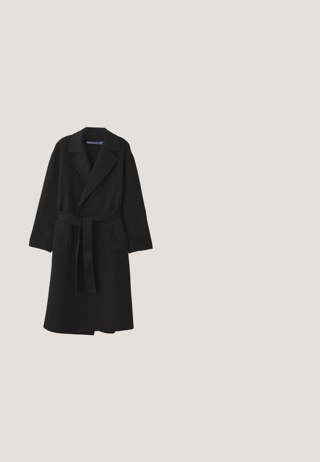 Manteau en laine noire avec un large col, taille ceinturée, deux poches avant et une coupe décontractée avec des manches longues. Texture lisse et structurée.; Robe à carreaux noir et bleu avec un col haut, de longues manches froncées, une jupe plissée et des boutons aux poignets. Texture du tissu lisse.; Botte noire en cuir montante jusqu’au genou avec un talon bloc bas, ornée d’un liseré doré et d’un petit logo doré sur le côté extérieur près du talon.; Lunettes de soleil rectangulaires noires avec verres foncés dégradés et détails dorés subtils sur les branches, présentées sur une surface blanche.; Sac à main en cuir noir avec motif matelassé en losanges, fermoir doré en forme de pièce de puzzle et bandoulière simple sur fond clair uni.; Paire de boucles d’oreilles créoles dorées avec des détails de perles arrondies le long du bord extérieur sur un fond clair.