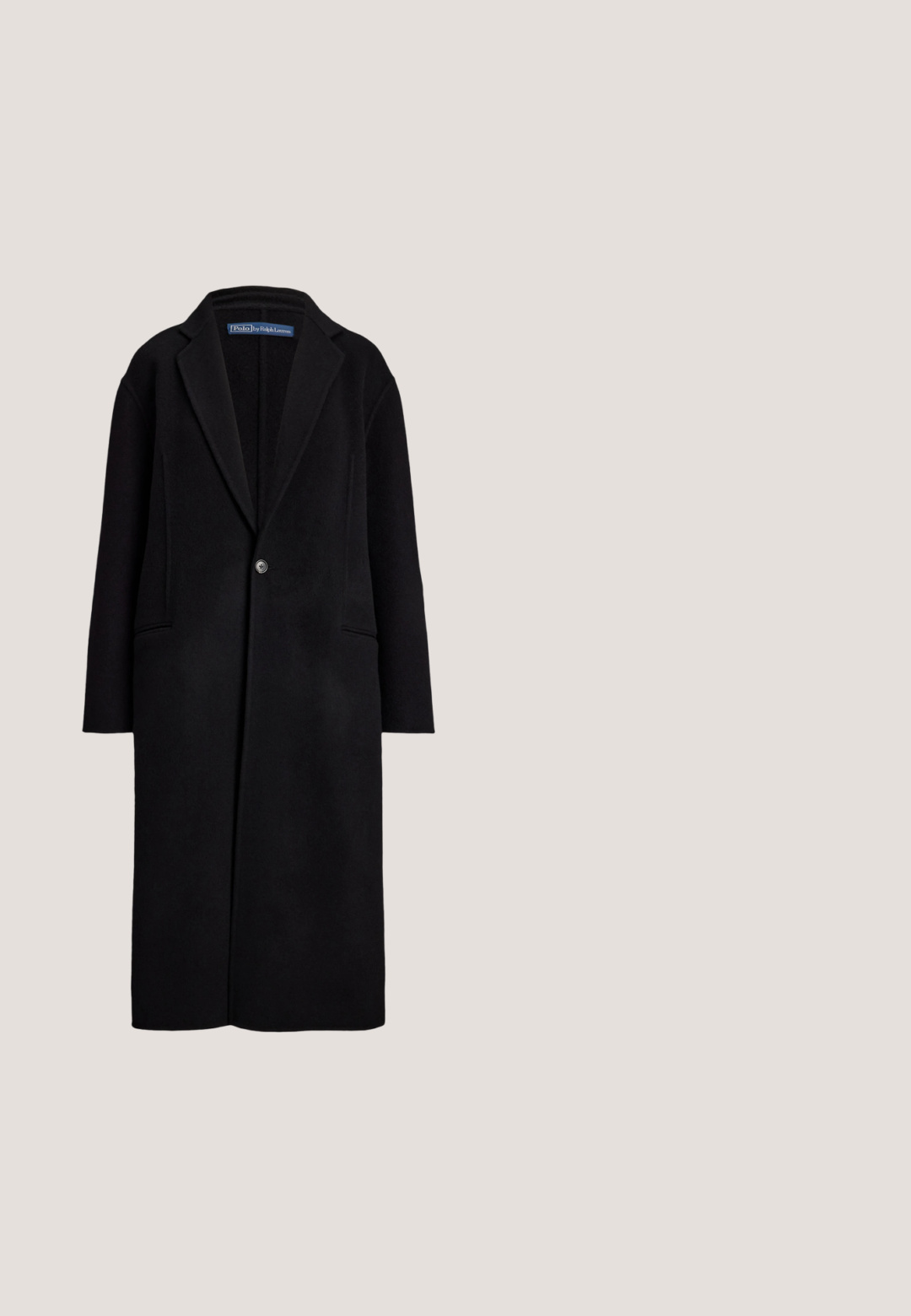 Polo Ralph Lauren DOUBLE FACED WOOL COAT - Klassisk frakke - black; Kabelstrikket cremet sweater med V-hals, ribbede ærmer og kant. Har et lille broderet logo på venstre bryst. Blød tekstur.; Blå og hvid stribet skjorte med knapper og krave, der har et lille broderet logo på brystet og knapmanchetter. Blødt stof.; Beige bukser med lige ben, forlommer med lapper, bæltestropper og lukning med knap og lynlås.; Sort læderloafer med guldkæde, flad sål og syningsdetalje, placeret over et tekstureret blåt tæppe.; Sort læder tote taske med tekstureret overflade, dobbelte håndtag og præget "RL" logo på forsiden. Rektangulær form, minimalistisk design.