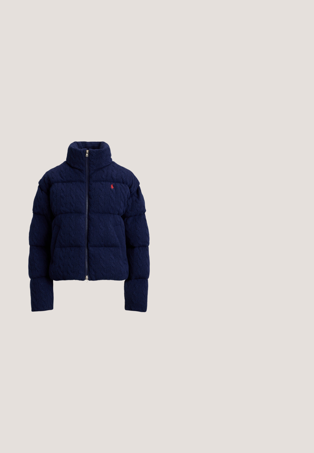 Marineblå quiltet dunjakke med kabelstrikket tekstur, høj krave, frontlynlås og lille rødt broderet logo på brystet.; Lyseblå crewneck-sweatshirt i blødt materiale med ribstrikkede ærmeafslutninger og kant, med en lille hvid logo på venstre bryst.; Lysegrå T-shirt med kortærmet rund hals og lille mørkeblåt Polo Ralph Lauren-logo på venstre bryst.; Lyseblå cowboybukser med høj talje med let falmning og slid nær forlommerne, fem-lomme stil og tilspidsede ben.; Hvid sneaker med mørkeblå stribe og hælflap, beige sål, Polo-logo på siden og sålen, snørelukning.; Beige lærreds-totepose med brune læderdetaljer og håndtag, med en brun broderet polo-spillerlogo på forsiden.