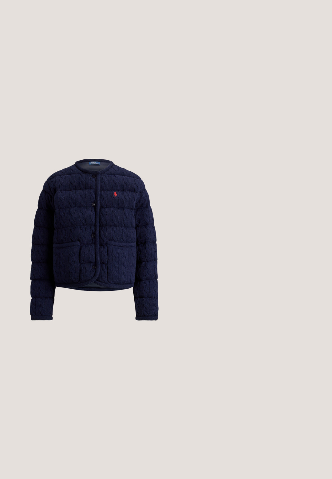 Marineblå quiltet strikjakke med kabelmønster, rund halsudskæring, knapper foran, to frontlommer og et lille rødt logo på brystet.; Lyserød kabelstrikket sweater med lange ærmer og V-hals, med lille blåt broderet logo på venstre bryst.; Hvid t-shirt med korte ærmer og rund hals med lille navyblåt Polo Ralph Lauren-logo på venstre bryst.; Hvide sweatpants med brede ben, elastisk talje, snøre, sidelommer og lille mørkeblå logo nær den højre lomme.; Beige lavskaftet Polo sneaker med snørebånd foran, tekstureret læderoverdel og brun gummisål med Polo-logo på siden.; Kvinde iført beige skjorte og blå jeans, der holder en blå denimtaske med flettet brun rem og guldfarvet RLL-logo vedhæng.