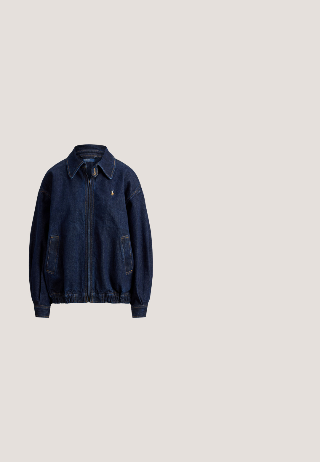 Donkerblauwe denim jack met rits, kraag, twee voorzakken, elastische zoom en klein geborduurd logo op de borst.; Midi-jurk met marineblauwe en witte strepen, ellebooglange mouwen en een aansluitende taille, ontworpen voor casual of semi-formeel gebruik.; Zwarte leren cowboylaarzen met witte hoekige accenten, voorzien van decoratieve stiksels, een spitse neus en een lage gestapelde hak.; Tortoishell zonnebril met gouden accenten, rechthoekige vorm, gradient bruin glas, met een logo op de pootjes.; Persoon die een zwarte leren jas draagt, draagt een zwarte halve maanvormige handtas met gouden gesp over de schouder tegen een effen achtergrond.; Gouden oorringen met kleine verticale zilveren rechthoekige hangers, weergegeven op een witte achtergrond.