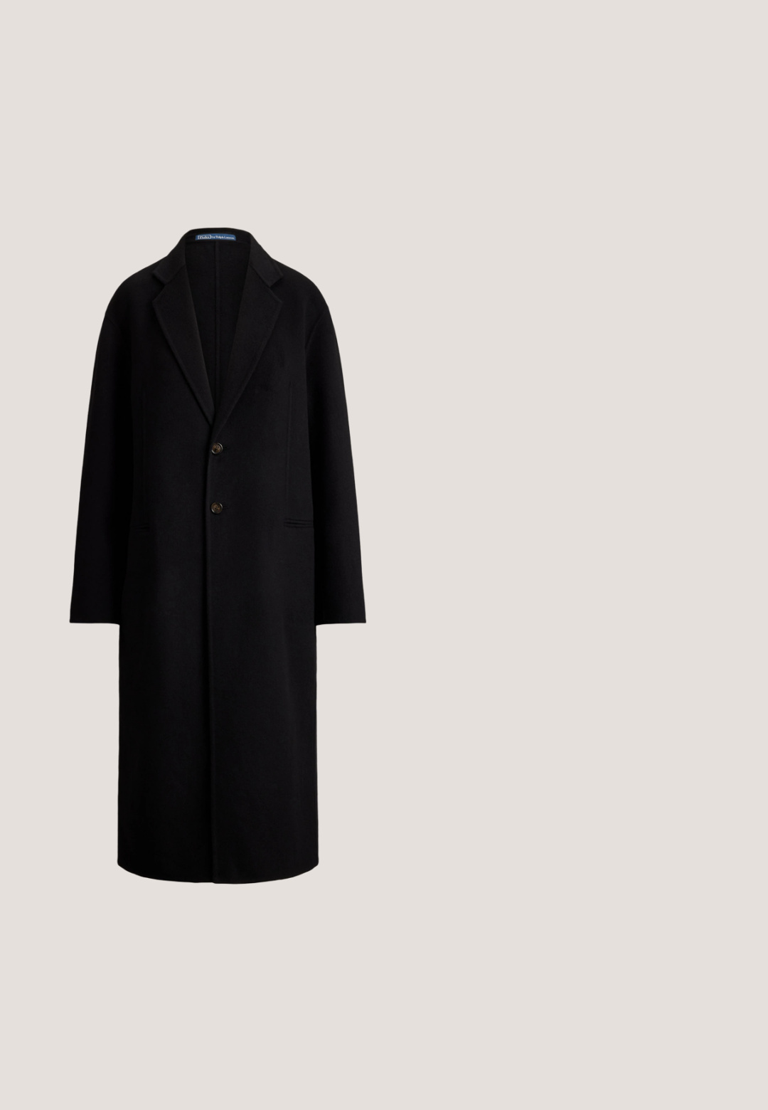 Lange zwarte overjas met een gekerfde kraag, twee knopen aan de voorkant en twee zijzakken, weergegeven op een effen lichte achtergrond.; Norma Kamali SHOULDER PAD TURTLE FLARED DRESS TO MIDCALF - Jerseyjurk - black; Zwarte leren hoge hak schoen met een spitse neus en een decoratieve band met een gouden gesp. Gladde textuur en elegant ontwerp.; Zwarte kattenoogzonnebril met donkere glazen, zilveren accenten op de pootjes en "Polo"-branding op de glazen en de pootjes.; Persoon die een zwarte leren jas draagt, draagt een zwarte halve maanvormige handtas met gouden gesp over de schouder tegen een effen achtergrond.; Rode edelsteen hangende oorbellen met rechthoekig geslepen stenen, gouden hardware en een kleine rij heldere stenen boven elke edelsteen.