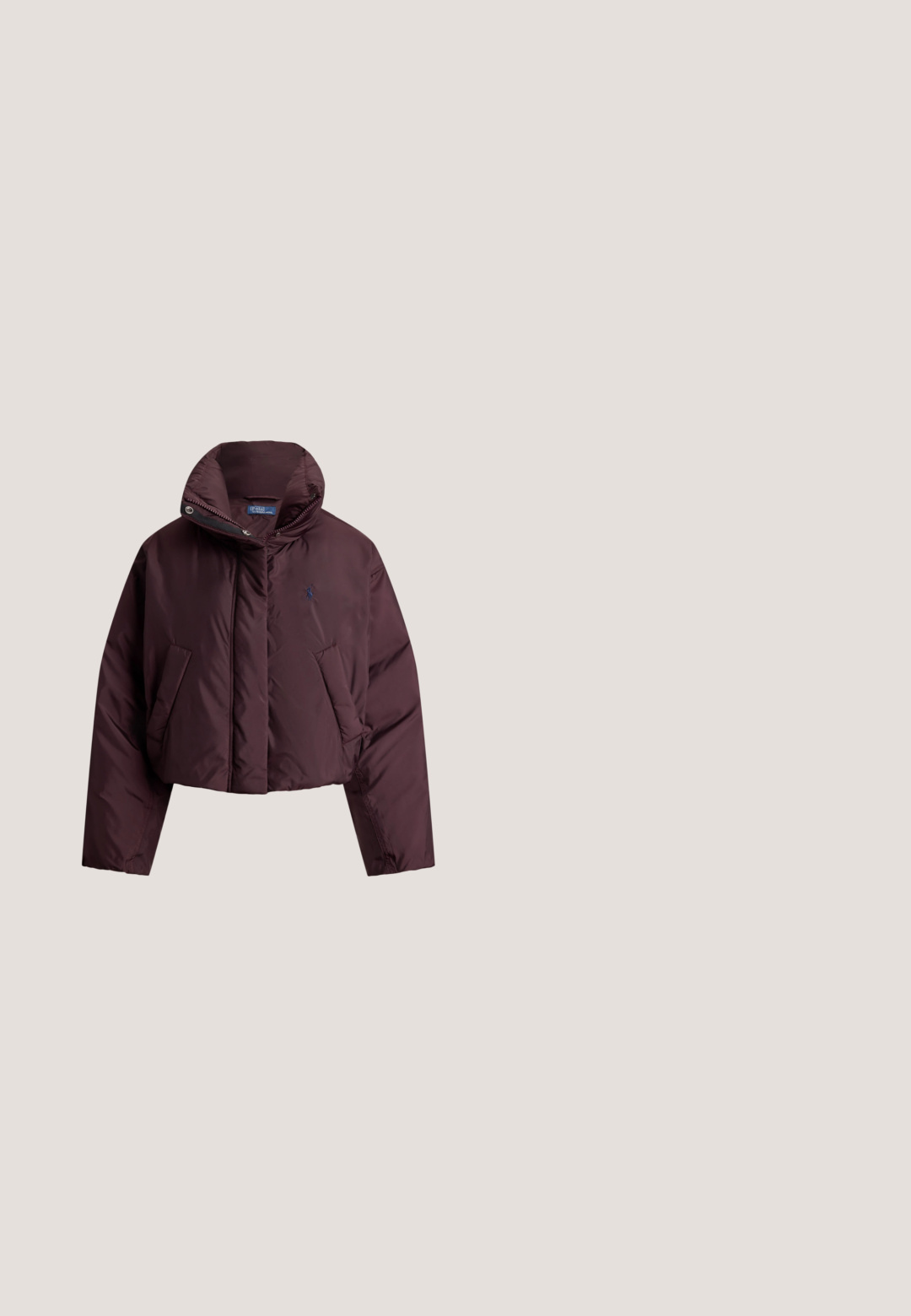 Doudoune courte violet foncé avec col montant, poches latérales, fermeture éclair devant et logo Polo Ralph Lauren sur la poitrine.; Pull à col roulé bleu marine en maille torsadée, manches longues et petit logo rouge brodé sur la poitrine gauche.; T-shirt bleu uni à manches courtes et col rond avec un petit logo blanc brodé sur la poitrine gauche.; Jean taille haute à jambes larges en denim bleu moyen. Comprend des poches plaquées à l'avant et des coutures apparentes. Texture lisse et douce.; Polo Ralph Lauren THE LEATHER-SUEDE PONY BALLERINA SNEAKER - Baskets basses - coffee; Sac de voyage en toile marine avec des sangles en cuir beige, fermeture éclair, et un petit logo rouge sur le devant, présentant un design large et spacieux.