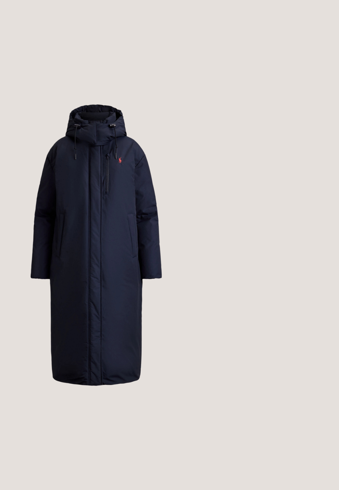 Abrigo de invierno largo acolchado azul marino oscuro con capucha, cremallera frontal, bolsillo en el pecho y pequeño logo rojo en el pecho izquierdo.; Sudadera gris clara con un gráfico de un oso vestido con un abrigo azul y un conjunto blanco. Puños y dobladillo acanalados. Texto "Polo Bear by Ralph Lauren" debajo.; Camiseta de manga corta de color gris claro con cuello redondo y un pequeño logo azul marino de Polo Ralph Lauren en el lado izquierdo del pecho.; Pantalones deportivos blancos de pierna ancha con cintura elástica, cordón, bolsillos laterales y pequeño logo azul marino cerca del bolsillo derecho.; Zapatilla de ante azul claro con acentos beige, suela marrón y logo bordado de un caballo blanco en el lateral, mostrada de perfil sobre un fondo liso.; Bolsa tote de lona blanca con asas y ribetes azul marino, con parche del logo de Ralph Lauren en el frente y una pequeña etiqueta colgante.