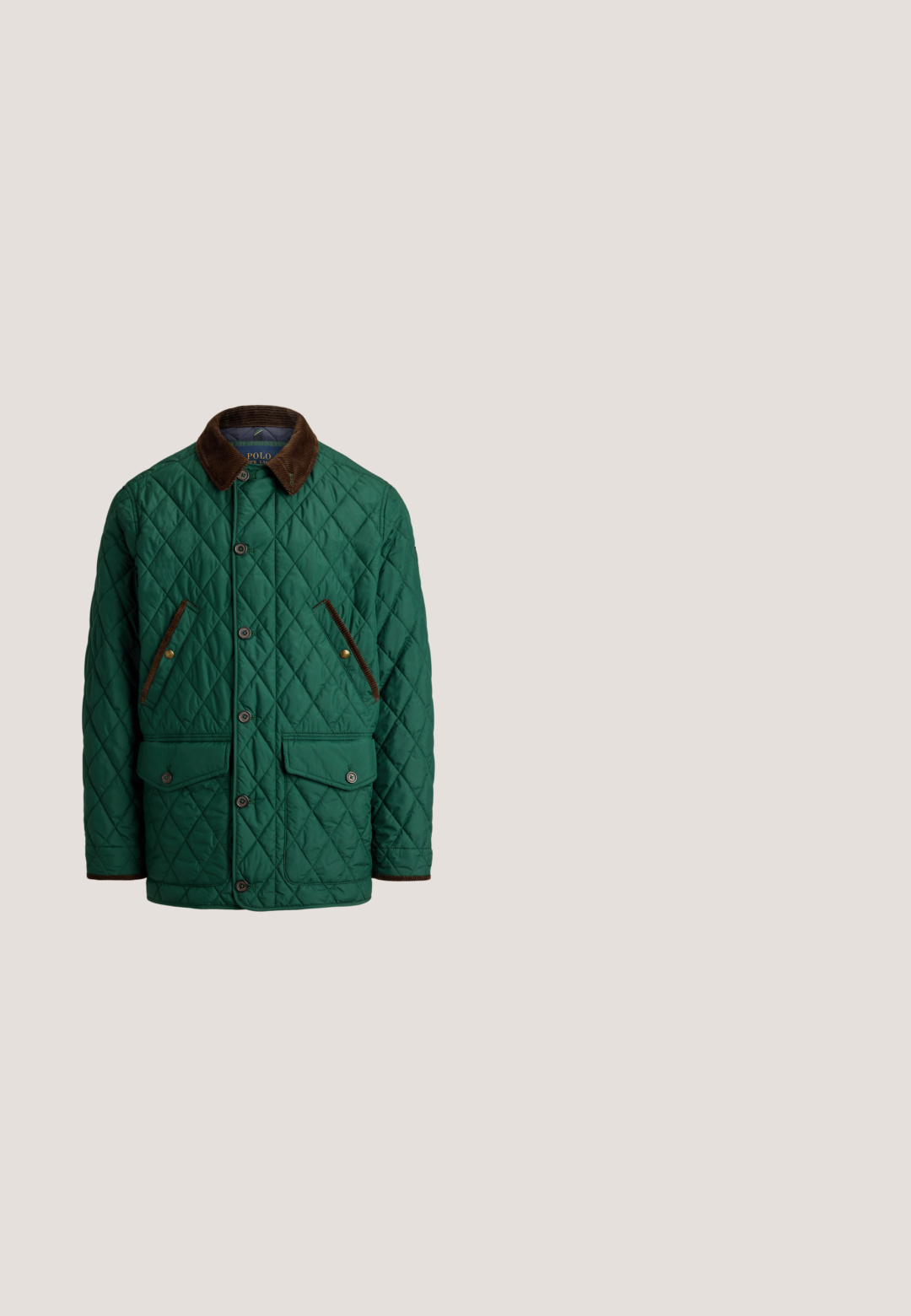 Groene doorgestikte jas met een bruine ribfluwelen kraag en zakafwerkingen, knoopsluiting en twee klepzakken aan de voorkant.; Grijze trui met lange mouwen en ronde hals, met donkere horizontale geometrische patronen en een klein Polo Ralph Lauren-logo op de borst.; Witte lange mouwen knoopshirt van katoen. Heeft een klassieke kraag, normale pasvorm en een klein marineblauw logo op de borst.; Lichtbeige katoenbroek met een recht model, riemlussen, zijzakken en een nette zoomafwerking. Soepele textuur, minimale detaillering.; Bruine leren enkellaarsjes met een ronde neus, twee veterogen en een contrasterende donkere rubberen zool. Voorzien van een bevestigingslus aan de achterkant.; Olijfgroene geweven riem met zilverkleurige metalen gesp en bruine leren lus en uiteinde met reliëf van een paard en ruiterlogo.
