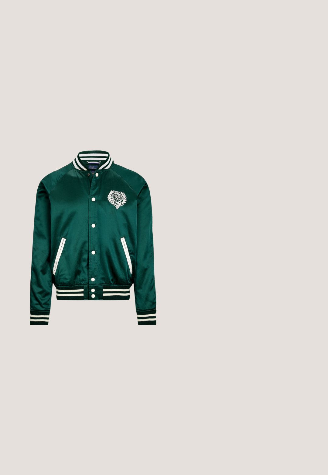 Grøn satin bomberjakke med hvid stribet ribkant ved kraven og ærmerne, med et frontemblem og kontrasterende lommeaccenter.; Beige pullover sweater med en halv-zip krave, ribbede manchetter og kant, med struktureret stof og et lille logo på venstre bryst.; Herre slim-fit off-white bukser med frontlommer, bæltestropper og knaplukning på en ensfarvet baggrund.; Lavprofileret olivengrøn og brun atletiksneaker med hvide snørebånd og en tyk hvid Vibram-sål, vist fra siden på en hvid baggrund.; Rektangulære solbriller i skildpaddemønster med grønne linser og tynde stænger, vist på en lys overflade.; Brune læderhandsker med en blanding af glatte og ruskindsteksturer, med en strikket manchet og sømdetaljer på bagsiden.