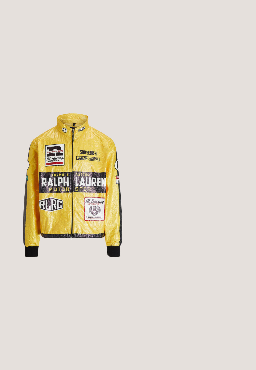 Gelbe, strukturierte Rennjacke mit mehreren aufgedruckten Logos und Aufnähern, schwarzen Akzenten an Ärmeln und Bündchen, mit durchgehendem Reißverschluss.; Weißer Strickpullover aus Baumwolle mit Zopfmuster, Rundhalsausschnitt, langen Ärmeln, gerippten Bündchen und Saum sowie kleinem blauem Polo Ralph Lauren-Logo auf der Brust.; Kurzes T-Shirt aus Baumwolle mit Rundhalsausschnitt und kleinem weißem, auf der linken Brust eingesticktem Logo.; LTB HOLLYWOOD  - Jeans Straight Leg - savius undamaged wash; Weißer Sneaker in Low-Top-Form mit grünem Streifen und Polo-Logo an der Seite, grünem Fersenlaschen und weißen Schnürsenkeln, von der linken Seite vor neutralem Hintergrund dargestellt.; Schwarzer Ledergürtel mit silberner Metallschnalle, glatter Oberfläche und schlankem Design mit spitz zulaufender Spitze und gesteppten Akzenten.