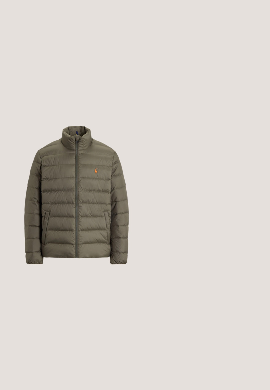 Olivegrøn pufferjakke, lynlås foran, højt krave, horisontalt quiltet mønster, lomme på venstre side, lille orange logo på brystet.; Lyserød sweatshirt lavet af bomuld, med lange ærmer, rund hals og et lille blåt, broderet logo på brystet.; Mørkeblå T-shirt med korte ærmer og rund halsudskæring med lille hvid Polo Ralph Lauren-logo på venstre bryst.; Lysegrå chinos lavet af glat bomuldsstof med klassisk design, lige ben, sidelommer og en ren afslutning ved buksebenene.; Blå slides med tekstureret fodseng og bred rem over toppen, vist fra siden på en hvid baggrund.; Sort vævet stofbælte med en sølv rektangulær spænde og sort læderender, snoet på en hvid baggrund.