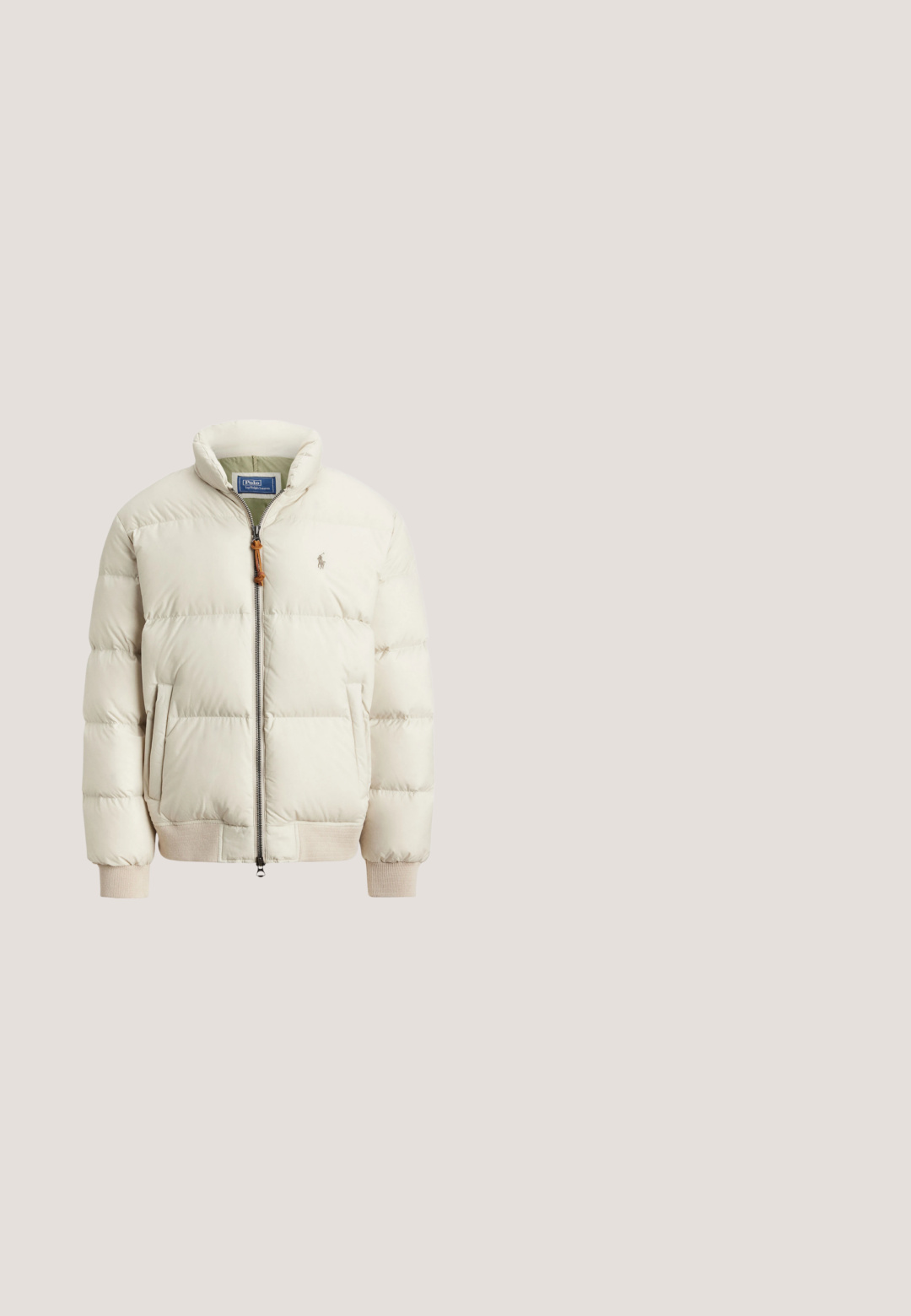 Chaqueta tipo puff en beige claro con cierre frontal, puños acanalados y bolsillos laterales. Presenta un pequeño logo en el pecho y un acabado texturizado.; Jersey beige con cremallera hasta la mitad, mangas largas, puños acanalados y un pequeño logo bordado en el pecho izquierdo.; Camisa polo de manga larga color marrón, fabricada en algodón, con cuello, dos botones y un pequeño logotipo bordado en dorado a la izquierda del pecho.; Vaqueros ajustados de color marrón oscuro con cinco bolsillos, cierre de botón y cremallera, y etiquetas visibles de la marca Polo en la cintura y el bolsillo delantero.; Botas de piel marrón hasta el tobillo con punta redondeada, dos ojales y una suela de goma oscura y contrastante. Incluyen una lengüeta en la parte posterior.; Cinturón de cuero marrón con hebilla de metal plateada, textura suave y un extremo ligeramente curvado con un detalle de logo en relieve.