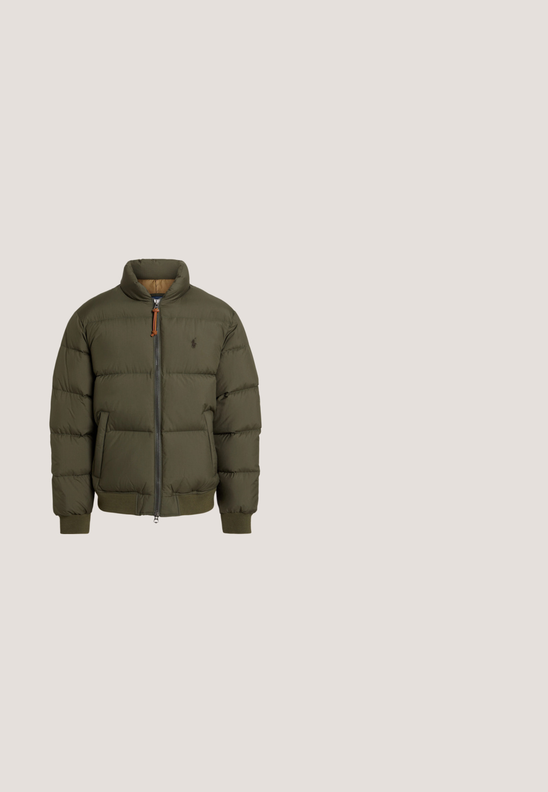 Chaqueta tipo abrigo en verde oliva, con un cuello alto, cierre con cremallera, bolsillos laterales, puños acanalados y un logo sutil en el pecho.; Sudadera negra con capucha y cordones blancos, bolsillo delantero y pequeño logo rojo de Polo Ralph Lauren en el pecho.; Camiseta de algodón negra con mangas cortas, cuello redondo y pequeño logo bordado en rojo en el lado izquierdo del pecho. Textura suave, diseño casual.; Pantalones deportivos negros de pierna recta con cintura ajustable con cordón y pequeño logo blanco en el muslo izquierdo, mostrados planos sobre un fondo claro.; Zapatillas negras con parte superior de tela y ante, puntera redondeada, suela de goma plana y logo bordado en el lateral. Diseño de cordones con seis ojales.; Cinturón de cuero negro con hebilla rectangular negra y logo en relieve en la trabilla, enrollado sobre un fondo claro y liso.