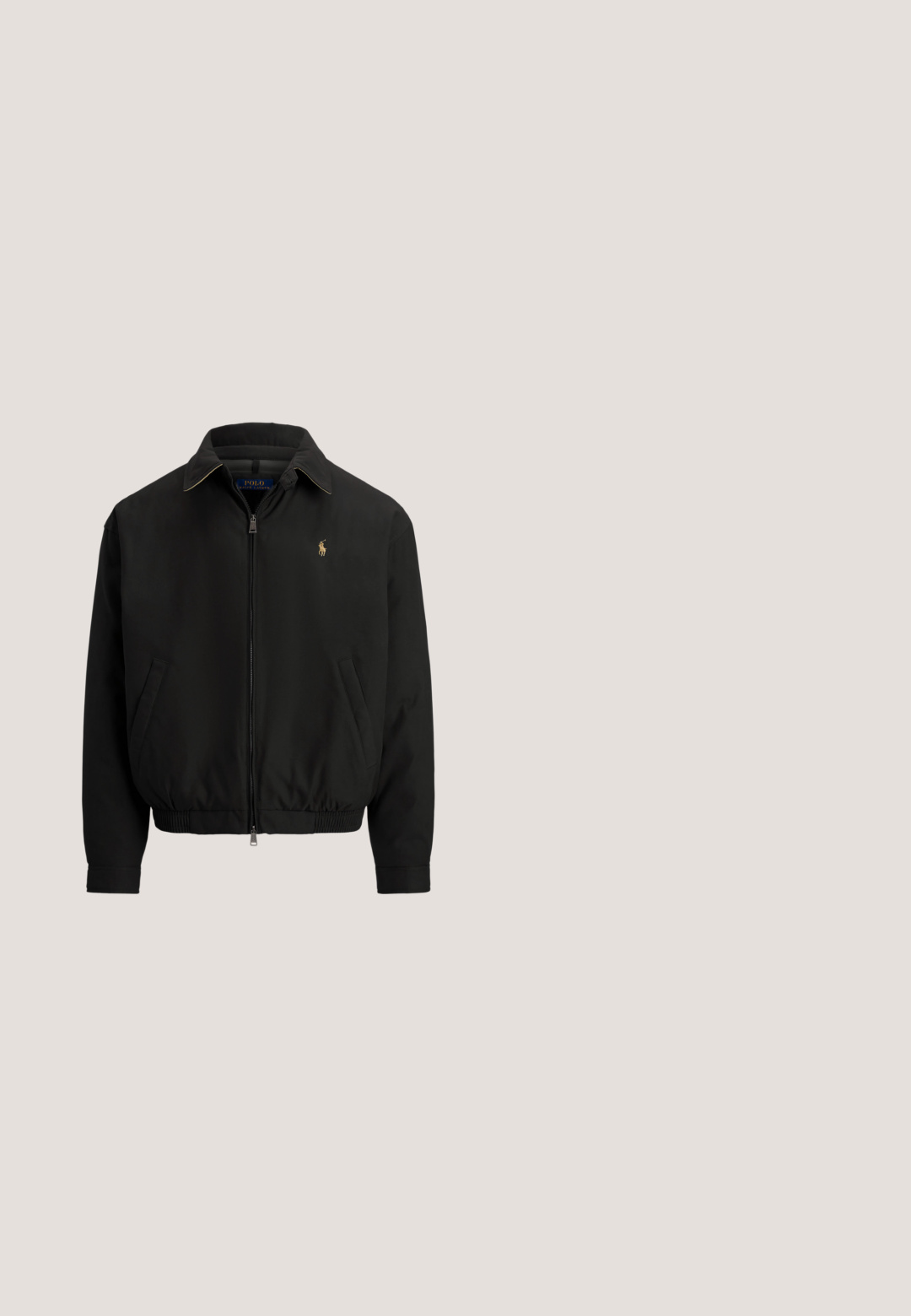 Čierna bunda so zipsom vpredu, golierom, elastickým lemom, bočnými vreckami a malým vyšívaným logom Polo Ralph Lauren na ľavej strane hrude.; Zelená mikina s kapucňou a predným vreckom, "Polo Ralph Lauren New York" biely text na hrudi a malé biele logo na manžete ľavého rukáva.; Zelené bavlnené tričko s krátkymi rukávmi a okrúhlym výstrihom. Výrazné logo Polo v bielej farbe na ľavej hrudi, hladká textúra.; Čierne jogger nohavice so zaviazanými členkami, sťahovacím pásom, bočnými vreckami a malým bielym logom hráča polu na pravej stehne.; Čierna nízka teniska s bielymi šnúrkami, hnedou gumovou podrážkou a zlatým logom Polo na boku a na pätovej záložke.; Čierny kožený pletený opasok so striebornou kovovou prackou, s hladkou textúrou a slučkou na prispôsobenie, ktorá zobrazuje ležérny dizajn.
