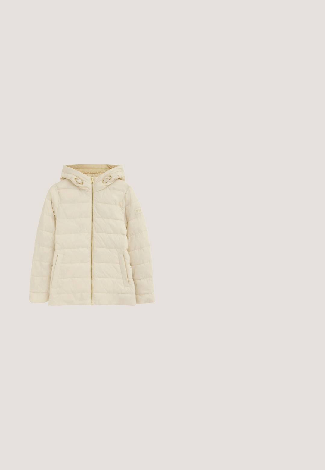 Hellbeige gesteppte Jacke mit durchgehendem Reißverschluss, Kapuze mit verstellbaren Kordeln und zwei Seitentaschen.; Cremfarbener Strickpullover mit Rundhalsausschnitt, der Knöpfe und dekorative Akzente am Kragen und an den Bündchen aufweist.; Hellblaue Jeans aus Denim mit hoher Taille, schmalem Bein, Fronttaschen und Reißverschluss. Der Stoff weist eine dezente, ausgebleichte Waschung auf.; Helleockiger Stiefelette mit niedrigem Absatz, goldfarbenem Reißverschluss an der Seite, dekorativem Riemen mit goldfarbener runder Schnalle mit dem Buchstaben M und Zugschnur hinten.; Cremefarbene Leder-Umhängetasche mit goldener Schnalle, Pferd-und-Reiter-Logo und passendem goldenen Kettenanhänger am Seitenring.; Halskette aus Roségold mit einem zarten Kettendesign, ausgestattet mit einem Karabinerverschluss und einer glatten, polierten Oberfläche.