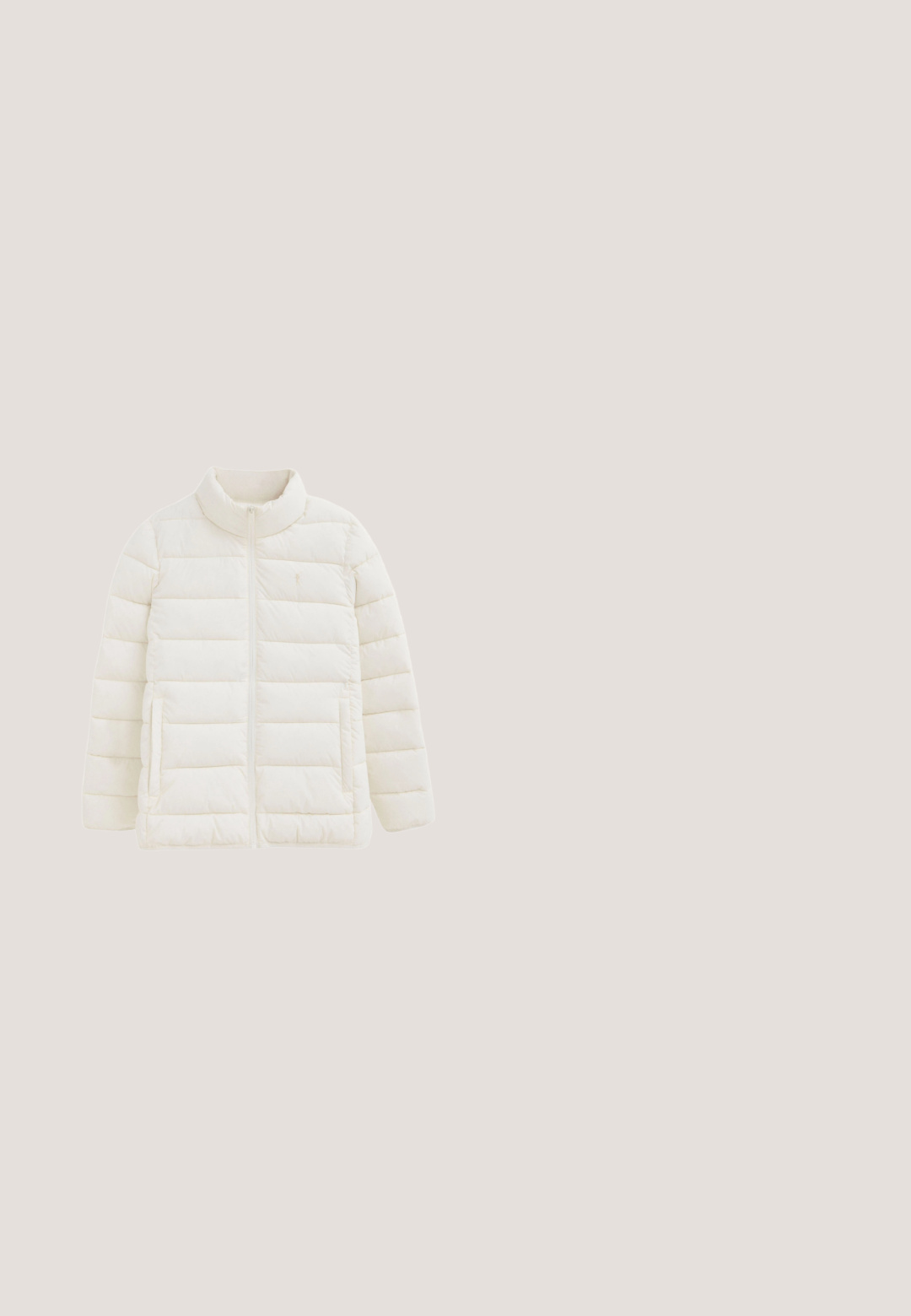 Chaqueta blanca acolchada con cuello levantado, cremallera frontal y dos bolsillos laterales, mostrada sobre un fondo liso.; Suéter de punto con cable en color rosa claro, mangas largas, cremallera frontal hasta la mitad y pequeño logotipo bordado en el pecho izquierdo.; Camiseta Levi's a rayas rojas, blancas y azul marino con cuello rojo y pequeño parche rojo con el logo de Levi's en el pecho.; Jeans de denim azul claro con un diseño de pierna recta, estilo de cinco bolsillos y cierre de botón. Presentan áreas deslavadas y efecto de arrugas para dar textura.; Zapatilla deportiva de ante y malla rosa con suela blanca, cordones beige y un gran logo "N" de color rosa claro en el lateral.; Bolso tote a rayas crema y rojo con ilustraciones de osos con sombreros y el logo "Cath Kidston" en el bolsillo delantero.