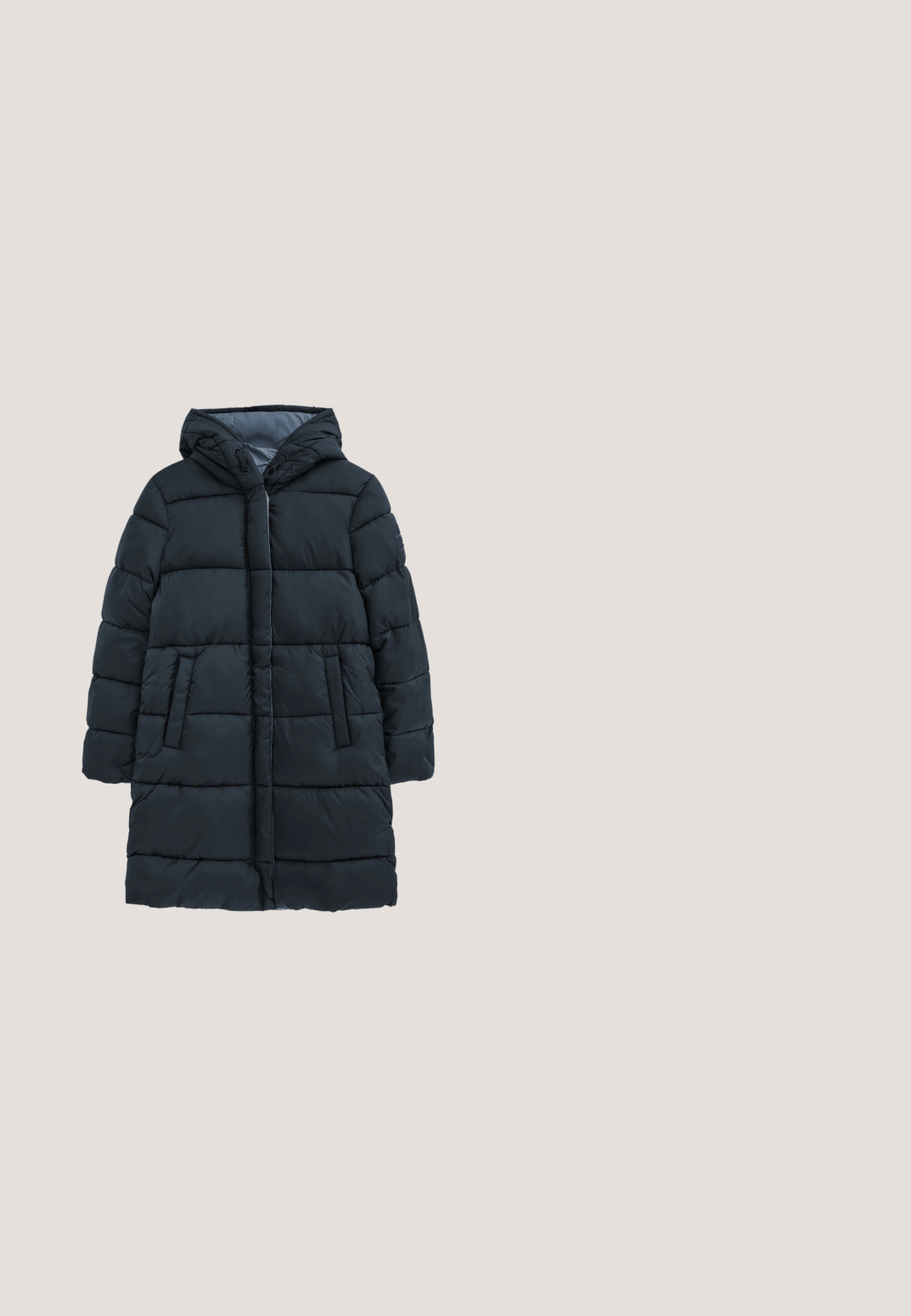 Abrigo largo de invierno negro acolchado con capucha, bolsillos delanteros y acolchado horizontal, diseñado para clima frío.; Sudadera azul marino con puños y cuello de canalé, que presenta letras de forro polar en blanco que dicen "PARIS" en la parte delantera.; Camiseta de algodón azul marino con un cuello redondo, mangas cortas tipo raglán y un pequeño gráfico circular en el pecho. Textura suave.; Pantalones de chándal azul marino con cintura elástica y cordón ajustable. Los puños son elásticos para un ajuste ceñido en los tobillos. Tejido de textura suave.; Zapatilla azul marino que cuenta con materiales de ante y sintéticos, cordones blancos, suela estructurada y una pestaña reforzada en el talón para mayor soporte.; Bolso tote acolchado de color navy con dos asas redondeadas y resistentes, de forma rectangular. Presenta una pequeña etiqueta negra con el texto "STUDIO BERLIN".