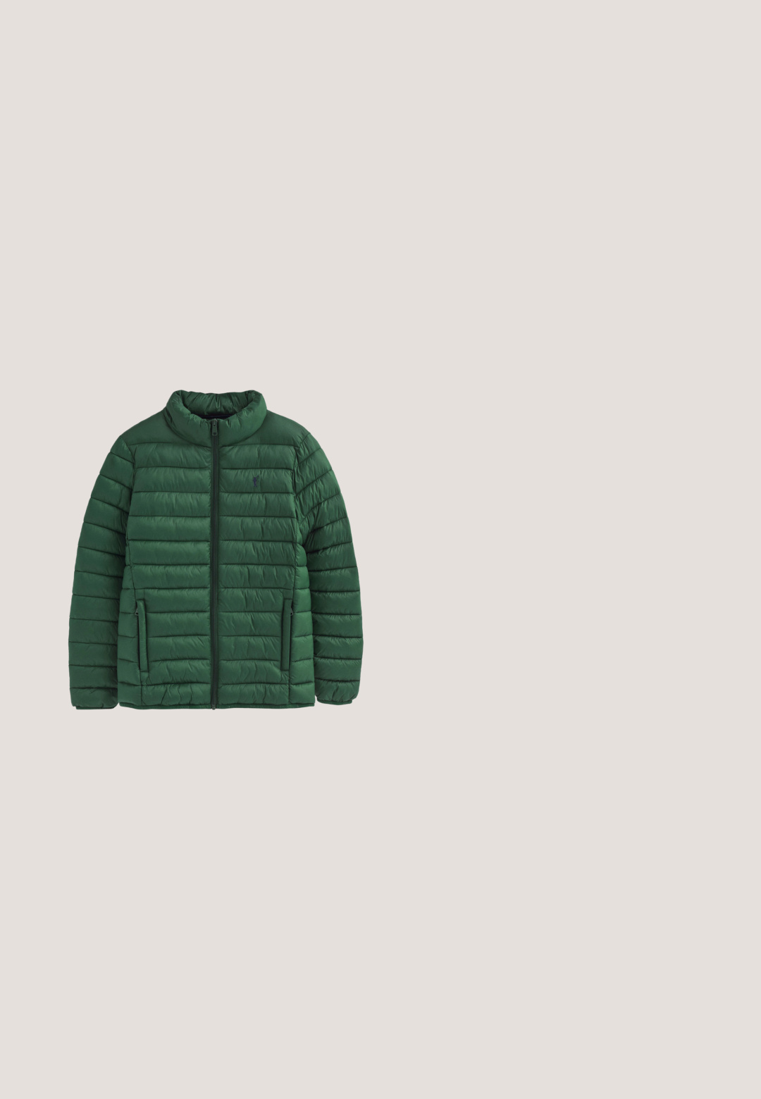 Grøn quiltet pufferjakke med høj krave, frontlynlås og sidelommer. Letvægtsmateriale med en glat tekstur.; Lilla kabelstrik langærmet sweater med rund hals og Polo Ralph Lauren-logo broderet på brystet.; Grøn bomulds-t-shirt med klassisk rund hals og korte ærmer. Har et lille gult polo-logo på venstre bryst. Glat tekstur.; Sorte cargo joggebukser med snøre i taljen, sidelommer med klap, ribkantsmanchetter og lille hvid polo spiller logo på højre lår.; Brune suede højtop sneaker med gummisål, featuring runde snørebånd, logo-lap i guldtoner og en struktureret finish på siderne.; Vævet olivengrøn bælte med sølvspænde og brune læderdetaljer, inklusive et syet logopatch i enden.