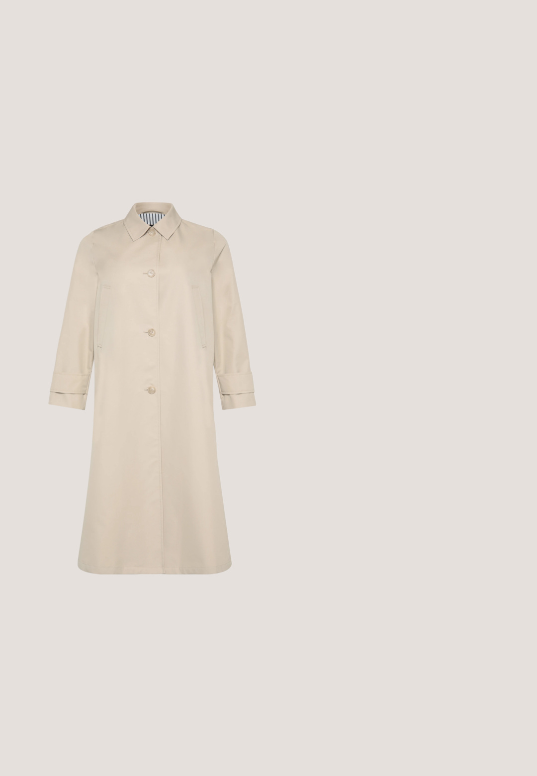 Beige trenchcoat med lige snit, knaplukninger og krave. Har sidelommer og mansjetter på ærmerne. Glat tekstur.; Rød bomuld T-shirt med rund halsudskæring og trekvartlange ærmer, der har en glat tekstur og enkelt design.; Grå slim-fit jeans med dobbelt knaplukning, frontlommer og bæltestropper, vist på en ensfarvet baggrund.; Sort læder højhælede pumps med spids tå, slankt design og en subtil guldlogo accent på hælen, der har en glat tekstur.; Beige tote taske lavet af tekstureret kunstlæder, med dobbelte håndtag og guldfarvede hardware accenter. Designet inkluderer en delt frontdetalje.; Tykt, poleret guldbangle-armbånd med en buet trådløkke og et klaps med twistdetalje på en ensartet lys baggrund.