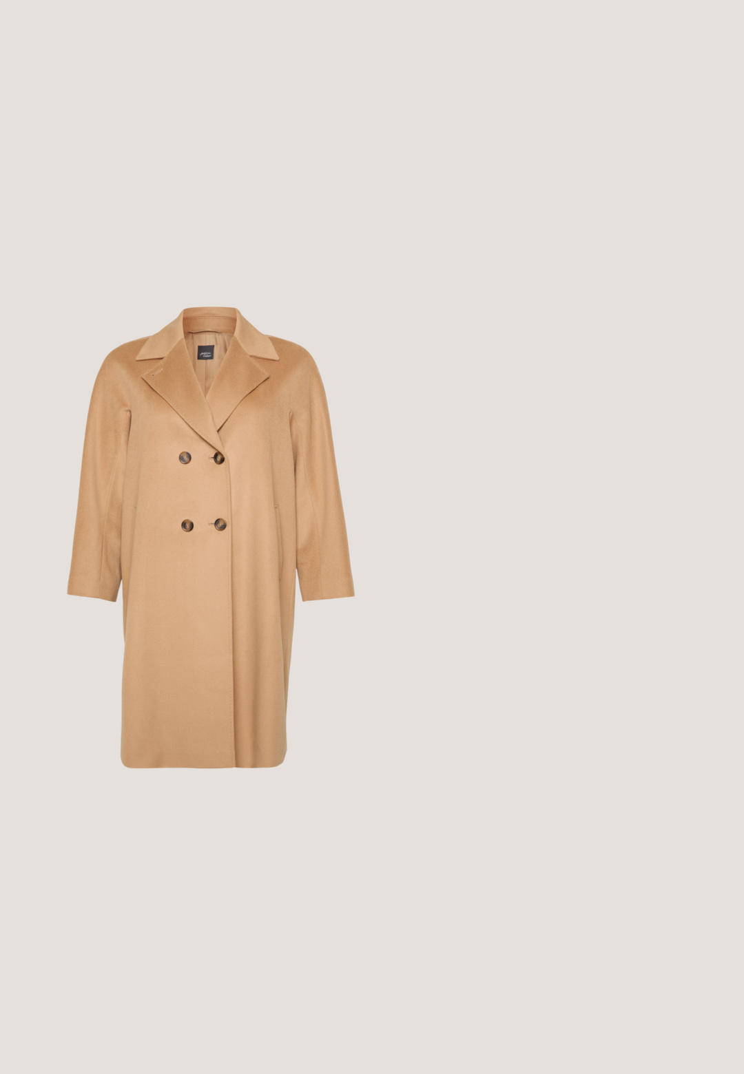 Beige dobbeltbrystet frakke med en blød tekstur, store klapper og trekvartærmer. Har to forreste knapper og et minimalistisk design.; Leopardprint kjole lavet af letvægtsstof, med v-hals, lange ærmer, knaplukning og et bånd i taljen til justerbar pasform.; Sort læder pumps til kvinder med lav hæl, rundet tå og blokhælkappe på en neutral baggrund.; Sorte cat-eye solbriller med gradientlinser, guldfarvede metal accenter ved hængslerne og arme i sort plastik. Minimalistisk design med glat overflade.; Sort håndtaske lavet af glat materiale med dobbelte håndtag og justerbar skulderrem. Har en frontklap og et accent i form af et blomstermønstret silkeslør.; Guldøreringe med en gennemsigtig krystalpendant, rund form, glat overflade og poleret finish.