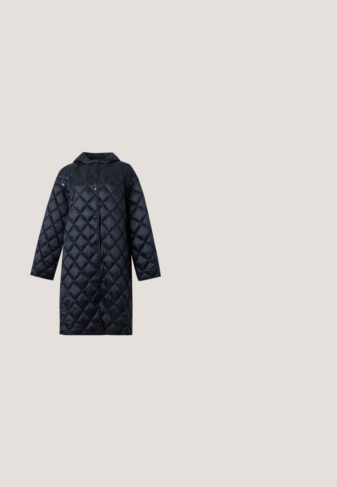 Lange zwarte doorgestikte jas met diamantpatroon, lange mouwen, drukknoopsluiting aan de voorkant en een capuchon, weergegeven op een effen achtergrond.; Kortermige blouse met zwart-witte verticale golvende strepen en kleine beige vierkante patronen, voorzien van een ronde halslijn en een getailleerde taille.; Zwarte op maat gemaakte broek met een slim fit, voorzien van een knoopsluiting, zachte textuur en een geplooide voorkant voor een verfijnde uitstraling.; Zwarte leren pointed-toe hoge hak schoen met een mid-height stiletto hak en een klein gouden embleem nabij de hak op een witte achtergrond.; Zwarte rechthoekige leren handtas met lange hengsels, gouden rits, gouden bolvormige hanger en klein ALDO-logo op het midden van de voorkant.; Een paar gepolijste zilveren hoopsieraden, elk met een gladde, ronde zilveren balhanger aan de onderkant.