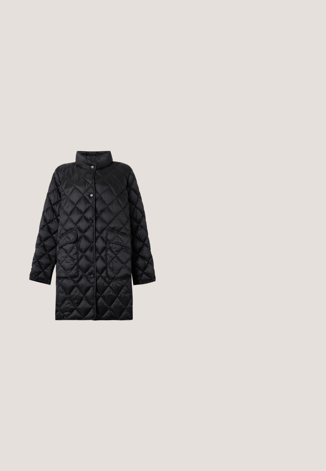 Long manteau matelassé noir avec col montant, fermeture pression et deux grandes poches avant.; Robe tricotée noire à manches longues, décolleté rond, avec une texture à côtes verticales. Design épuré, longueur genou, de couleur unie.; Chaussure à talon haut en cuir noir à bout pointu avec un talon fin et courbé sur un fond clair uni.; Lunettes de soleil rectangulaires noires avec verres foncés et détails dorés sur les branches épaisses, présentées sur un fond clair.; Sac à main en cuir noir avec détail de boucle dorée, une bandoulière à maillons en chaîne, et une bandoulière croisée amovible et réglable.; Paire de boucles d'oreilles créoles en or poli de taille moyenne avec des fermoirs en fil fin sur fond blanc uni.