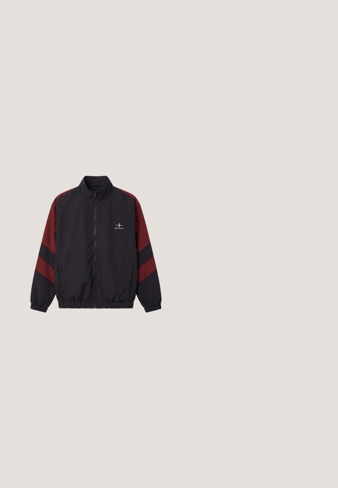 Veste noire à fermeture éclair avec manches bordeaux et deux bandes diagonales noires, poignets et ourlet élastiques, et un petit logo blanc sur la poitrine.; T-shirt noir oversize à manches courtes avec surpiqûres blanches contrastantes aux manches, à l'encolure et à l'ourlet, avec un petit logo blanc près du bas.; Shorts noirs en tissu léger, avec une taille élastique, deux poches latérales et un petit logo en bas à droite.; Botte de pluie en caoutchouc noir avec un petit talon, un bout arrondi et un accent en boucle en argent. Présente une semelle texturée pour une meilleure adhérence.; Lunettes de soleil fines rectangulaires de couleur sombre avec des verres gris sans monture et des branches fines argentées sur fond blanc.; Petit sac bandoulière rectangulaire noir avec poche zippée à l’avant et bandoulière large réglable.