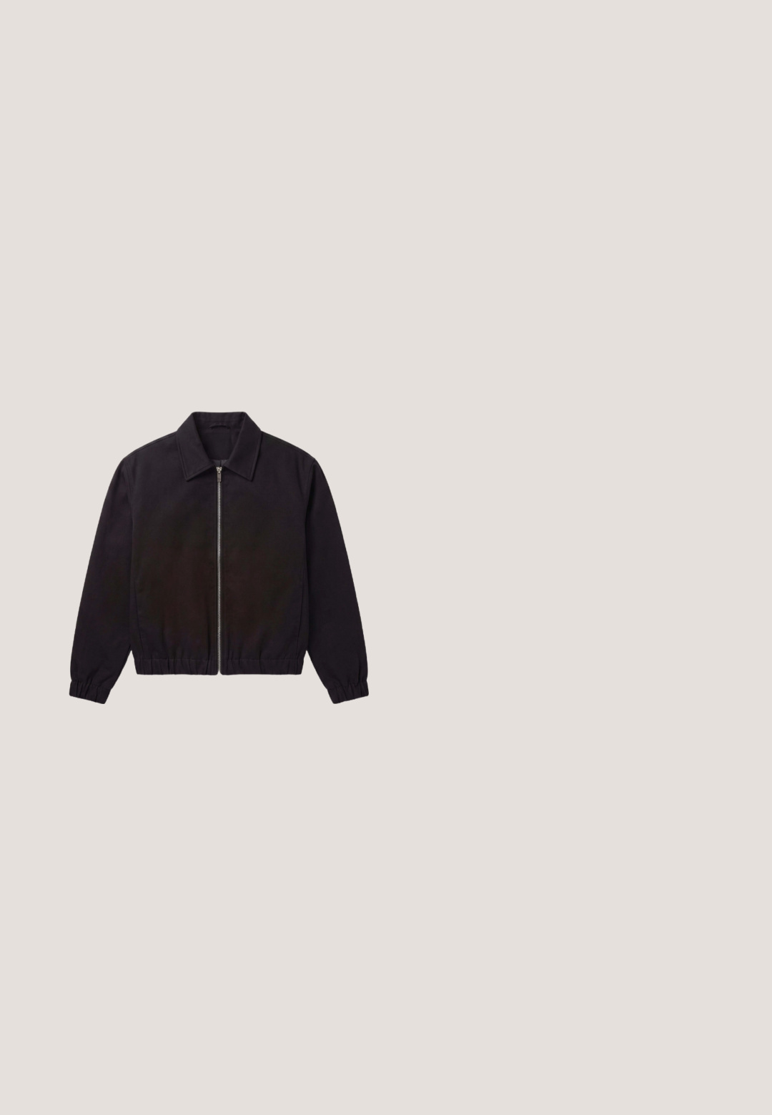 Veste noire zippée avec col, poignets élastiques et ourlet élastique, posée à plat sur fond blanc.; Pull en maille noir avec des rayures grises verticales, poignets et ourlet côtelés, posé à plat sur un fond blanc.; T-shirt noir uni à manches courtes et col rond affiché sur fond blanc.; Pantalons noirs au design droit, fabriqués à partir d'un tissu lisse. Dotés de plis sur le devant et d'une fermeture à un bouton à la taille.; Bottine noire en cuir avec panneaux latéraux élastiques, languettes à l'avant et à l'arrière en haut, et semelle extérieure épaisse en caoutchouc cranté.; Trousse de toilette en cuir noir avec une poche zippée horizontale à l’avant et une poignée latérale sur fond blanc.