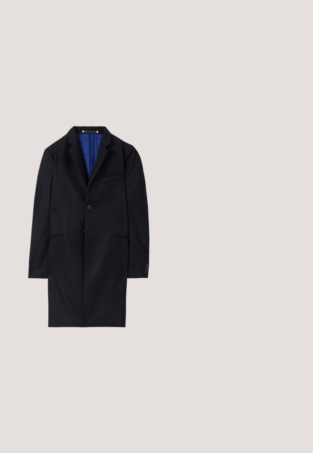 Navy uld frakke med en enkelt knaplukning, med slag og to sidelommer. Har en blå indvendig foring og minimale sømdetaljer.; Lys grå zip-up sweatshirt med høj krave, ribbede manchetter og kant. Fremstillet af blødt, struktureret stof med en afslappet pasform.; rag & bone DALTON PATCHWORK SHIRT - Skjorter - blue; Marineblå bukser lavet af glat stof, med lige ben design, en enkelt knaplukning og subtile forfald i fronten.; Lavskaftet hvid sneakers med blå hælfane, hvide snørebånd og mørkt logo af en hest og rytter på siden, vist fra siden.; Rimløs rektangulær Montblanc briller med tynde sorte stænger og klare næsepuder på hvid overflade.