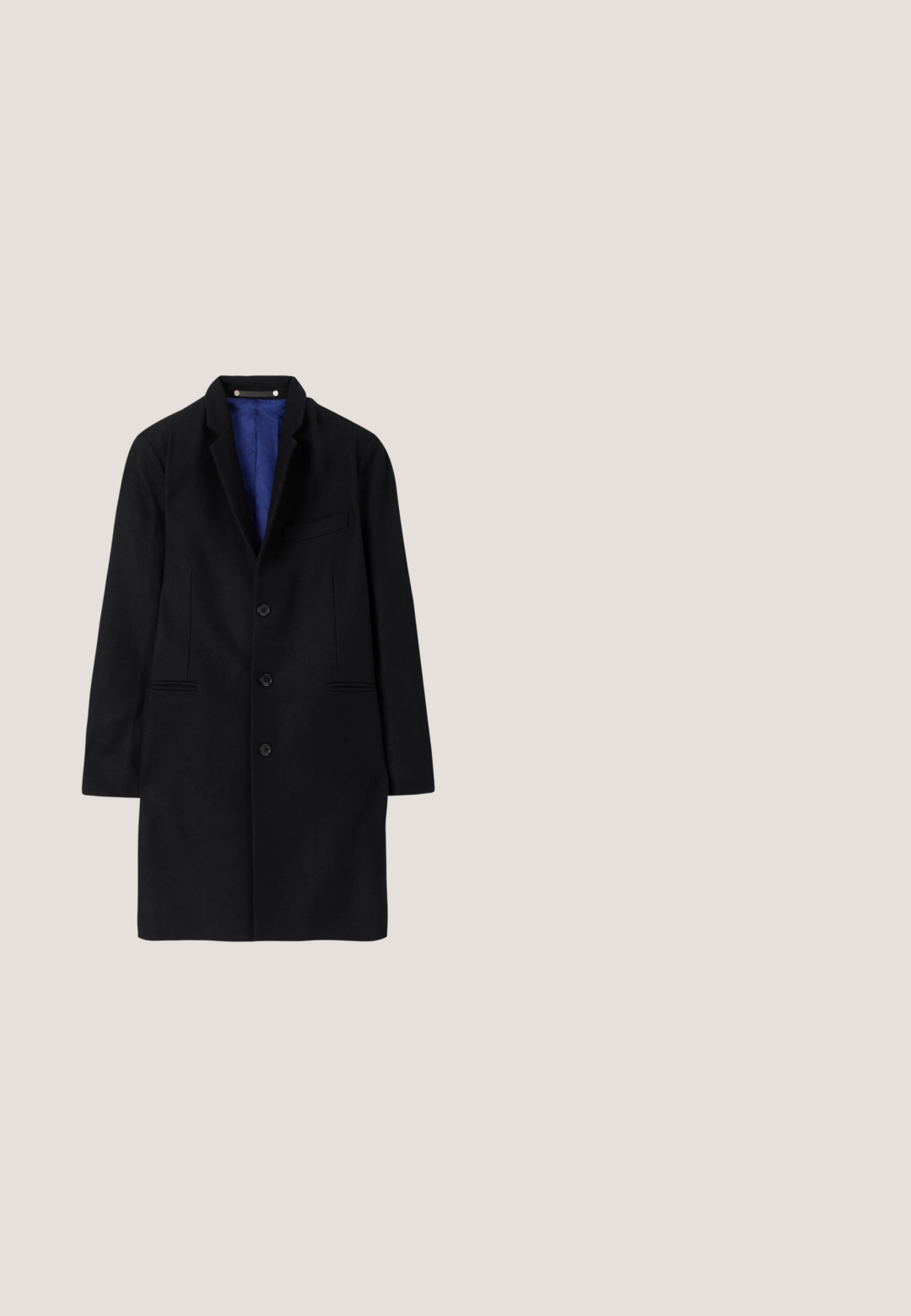 Zwarte wollen jas met een getailleerd ontwerp, notch-kraag, vijf knopen sluiting, zijzakken en een blauwe satijnen voering.; Licht mintgroene gebreide trui met lange mouwen, met een textuur van geometrische patronen en ribgebreide manchetten, zoom en ronde halslijn.; Zwarte broeken met een getailleerd ontwerp, met een elastische tailleband, een vlakke voorkant, zijzakken en een taps toelopend been. Gladde stoftextuur.; Zwarte leren herenloafer met een lage hak en mocassinstiksels op de teen, zijaanzicht op een effen achtergrond.; Zwarte leren aktetas met twee handvatten, afneembare schouderriem en een klein hangend label op een witte achtergrond.; Zwarte leren riem opgerold met zichtbare zilveren rechthoekige metalen gesp op een effen lichte achtergrond.