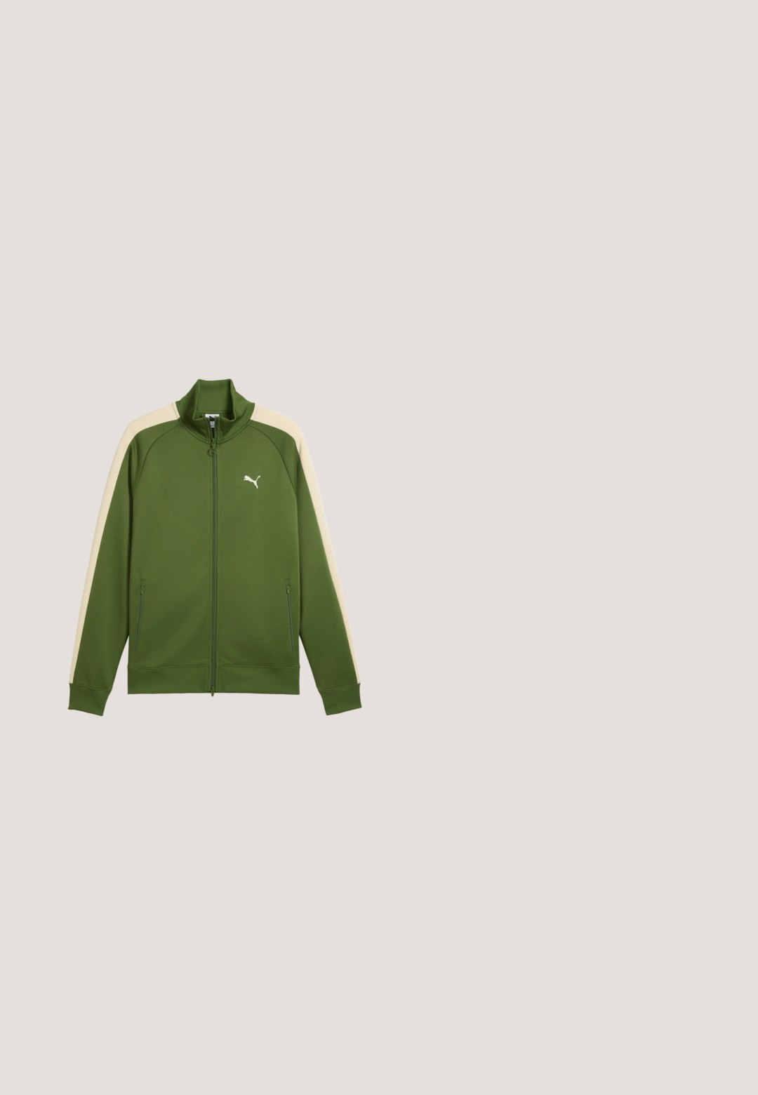 Grøn sportjakke med lynlås, cremefarvede striber på ærmerne og Puma-logo på brystet, med ribstrikkede manchetter, krave og kant.; Sort og mørkegrå camouflage-mønstret hættetrøje med frontlomme og hvid Puma-logo på brystet.; Sort Puma sportstrøje med korte ærmer, hvidt logo, røde detaljer langs skuldrene og v-udskæring. Fremstillet af letvægtsmateriale.; Sorte atletiske bukser lavet af letvægtsmateriale, med elastisk talje, tætsiddende ben og et hvidt Puma-logo på venstre lår.; Sort lædersneaker med en hvid Puma-stribe, brun gummisål og klassisk snøre-design. Har Puma-logo på siden og tungen.; Sort rygsæk med et elegant, rundt design. Har en fremtrædende Tommy Jeans-logo, frontlynlåslomme og en gul lynlåstrækker.