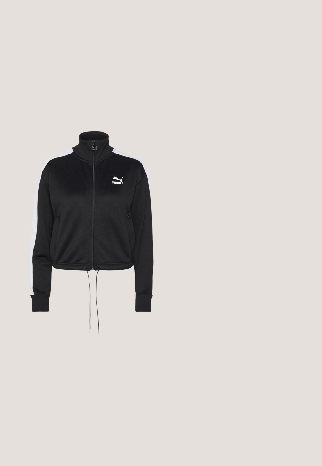Sort zip-jakke med høj krave, hvide sidestropper, snoretræk i forneden og lille hvid Puma-logo på venstre bryst. Blødt stof.; Sort cropped hoodie lavet af sweatshirtstof. Har en justerbar hætte, brede ærmer og et hvidt Puma-logo på brystet.; Sort atletisk T-shirt med korte ærmer, rund halsudskæring og et hvidt logo på brystet. Glat tekstur og tætsiddende form.; Sorte athletic shorts lavet af strækbart stof. Høj talje design med hvid "HYROX" tekst og logo i nederste venstre hjørne. Glat tekstur.; Hvid lavtop atletiksneaker med snørebånd foran, tekstureret sål og subtil syet design på glat overmateriale.; Sort stof rygsæk med en struktureret overflade, lynlåslommer og et fremtrædende hvidt Puma-logo på fronten. Har justerbare skulderremme.