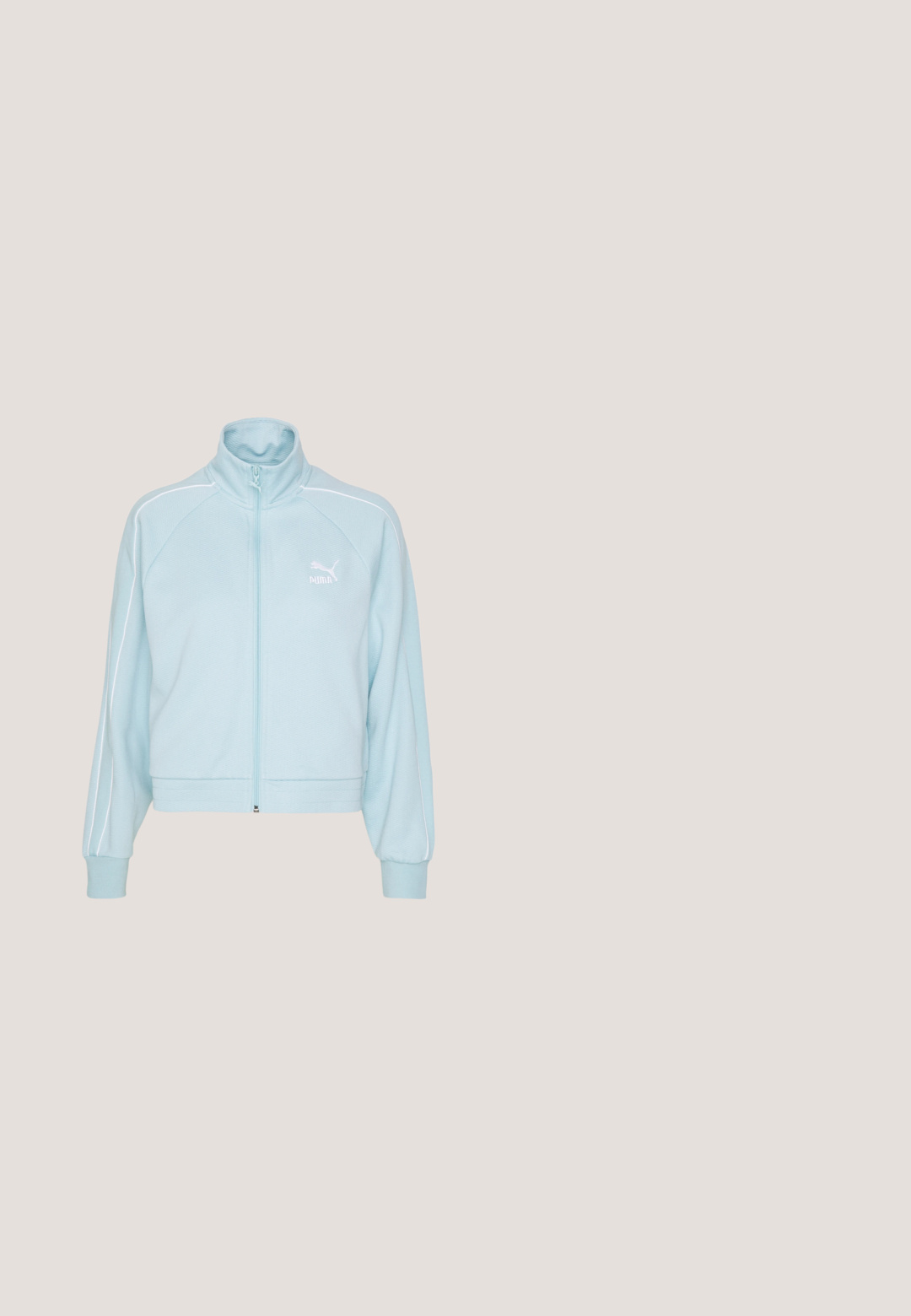 Lichtblauwe ritsjack van textuurstof. Heeft witte strepen langs de schouders en een klein wit logo op de borst.; Lichtpaars katoenen T-shirt met korte mouwen, ronde hals en een klein geborduurd Puma-logo in het midden van de borst.; Lichtblauwe wijde jeans van denim, met een voorste knoopsluiting, twee zijzakken en zichtbare stikdetails.; Lichtgrijze sneaker met witte zijstreep en gumzool, zwevend gepositioneerd boven een betonnen oppervlak met wazige trappen op de achtergrond.; Kleine metallic zilveren Puma-handtas met dubbele bovenhengsels, een lange riem, voorlogo en ritssluiting op een effen lichte achtergrond.; Delicate zilveren ketting met een horizontale staafhanger bezet met kleine fonkelende steentjes en een verstelbare sluiting.