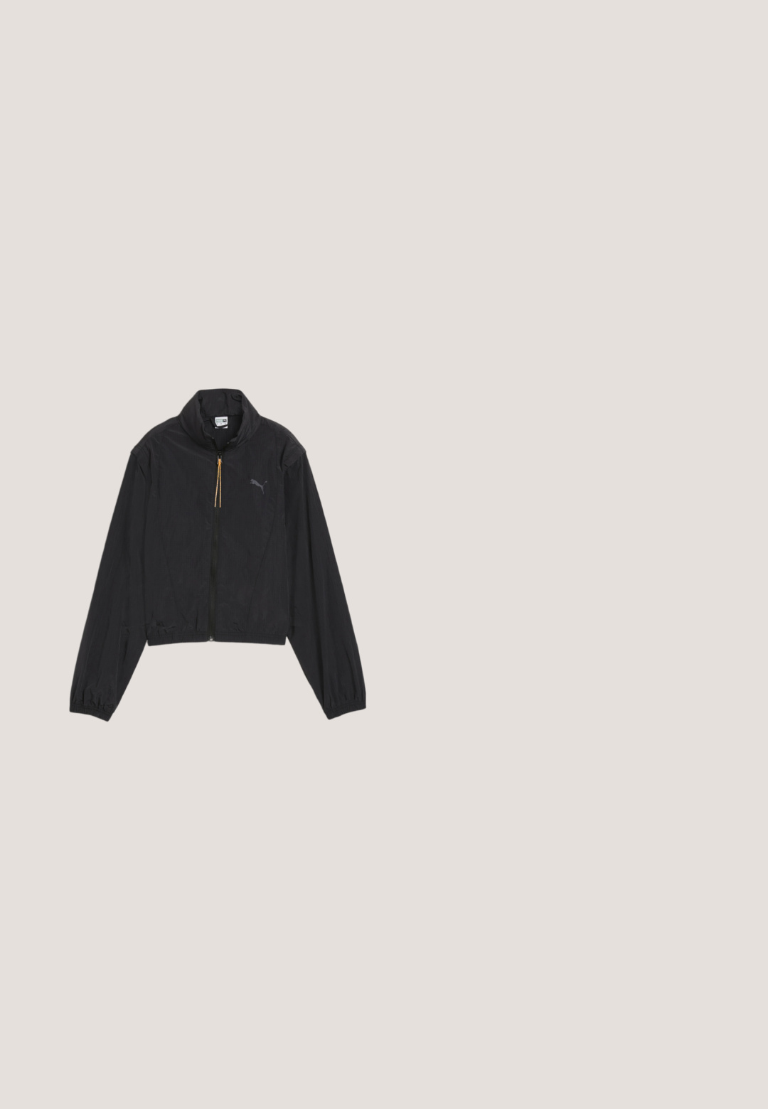 Chaqueta negra corta hecha de material ligero. Presenta un cuello alto, cierre de cremallera con acento dorado y un pequeño logotipo en el pecho.; Sudadera negra de manga larga con bolsillo frontal tipo canguro, capucha con cordón y pequeño logo de Puma en el pecho izquierdo.; Top corto negro sin mangas con textura acanalada, cuello redondo y pequeño logo gris de Puma en el pecho izquierdo.; Pantalones cortos deportivos negros hechos de una tela elástica, con una cintura alta y un logo blanco "PEGADOR" en la parte frontal.; Zapatilla atlética sintética negra con diseño texturizado, cortes abiertos, dos correas elásticas y un logotipo blanco en contraste en la puntera.; Bolso de hombro negro con textura, pliegues, un solo asa y un pequeño logo dorado de Puma centrado en la parte frontal.