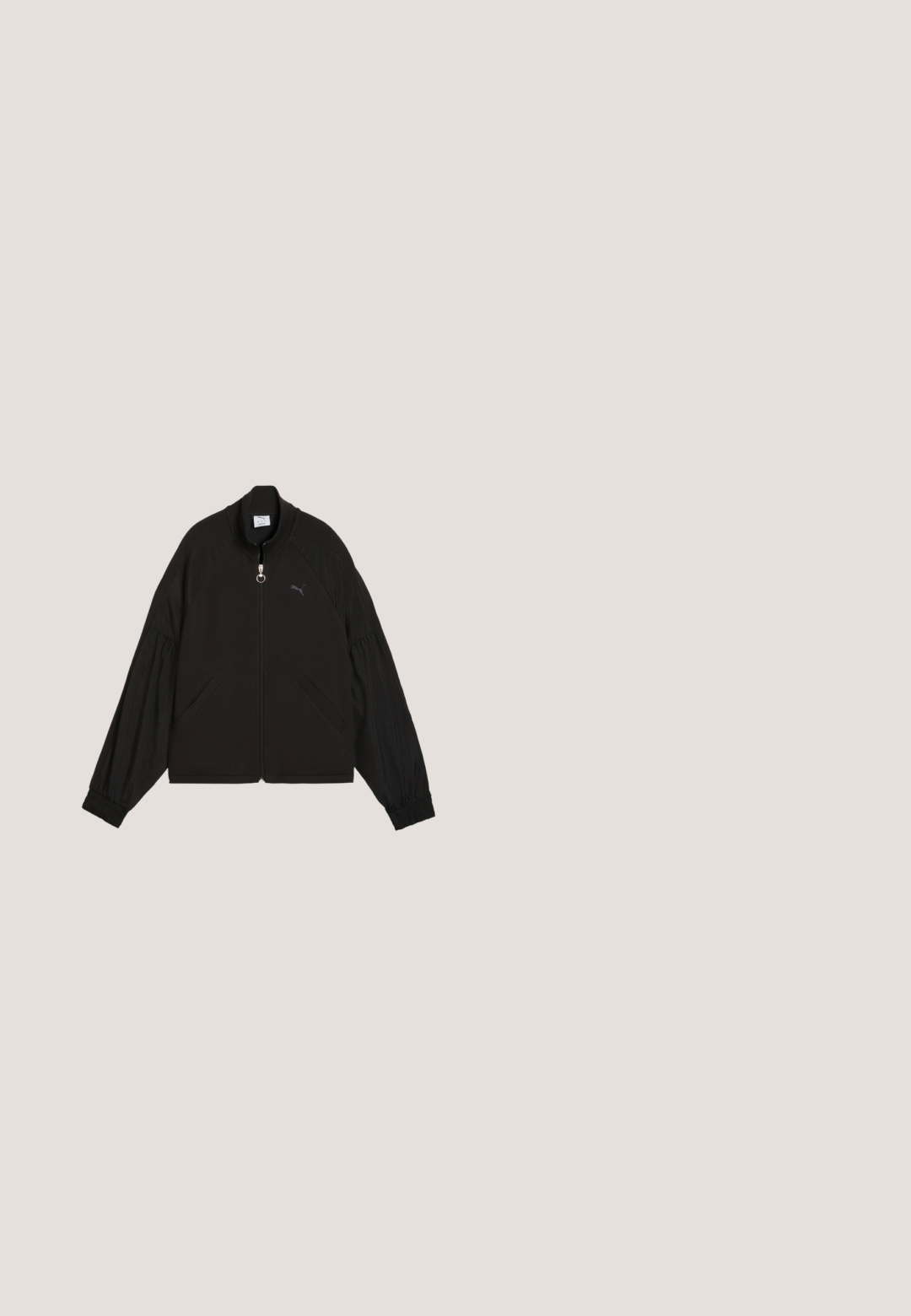 Chaqueta negra con cremallera, mangas largas abullonadas, puños elásticos, dos bolsillos delanteros y un pequeño logo de Puma en el pecho.; Sudadera de pana negra con capucha tipo canguro, bolsillo frontal, capucha con cordones y pequeño logotipo gris en el pecho. Textura suave y corte holgado.; Camiseta negra de canalé de manga corta Puma con cuello redondo y logo blanco de Puma centrado en el pecho.; Pantalones anchos de pierna con canalé negros, cinturilla elástica con cordón ajustable y pequeño logo de Puma en el muslo izquierdo; Zapatillas de cuero blanco con una franja de ante negro, suela de goma y branding dorado en el costado. Diseño con cordones y puntera redondeada.; Bolso de hombro negro Puma con una amplia correa ajustable y cierre de cremallera, con un pequeño logo de Puma en el centro frontal.