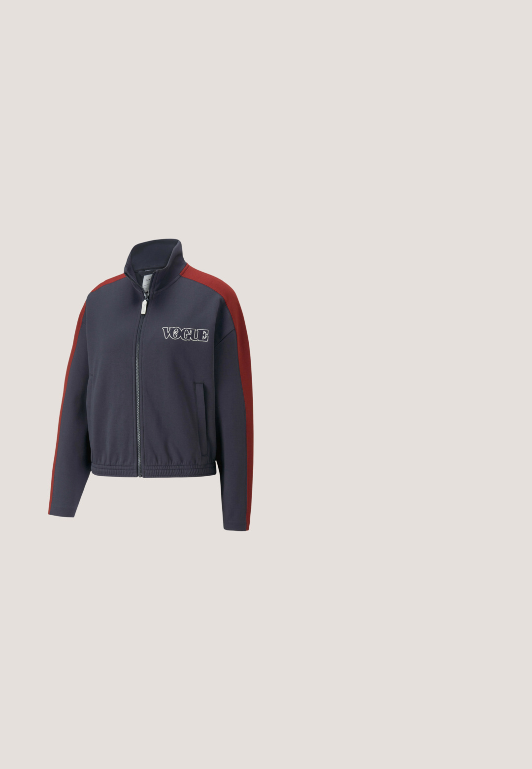 Puma VOGUE T7 - Trainingsvest - parisian night; Marineblauw T-shirt met korte mouwen met horizontale gele strepen en een klein geel geborduurd logo op de linkerborst.; Marineblauwe shorts met een witte gestreepte tailleband, vooraan een drukknoop, zijzakken met witte bies en een klein groen krokodillenlogo aan de linkerkant.; Witte sportschoenen met een gladde synthetische lederen bovenkant, geperforeerde accenten, gewatteerde kraag en rubberen zool met goede grip. Zilveren logo detail.; Blauwe rechthoekige leren crossbodytas met gouden kettinghengsel en verstelbare stoffen riem, Michael Kors-logo in goud aan de voorkant.; Zilveren metalen horloge met een vierkante kast, witte gestructureerde wijzerplaat met Romeinse cijfers en een schakelarmband. Bevat een logo.