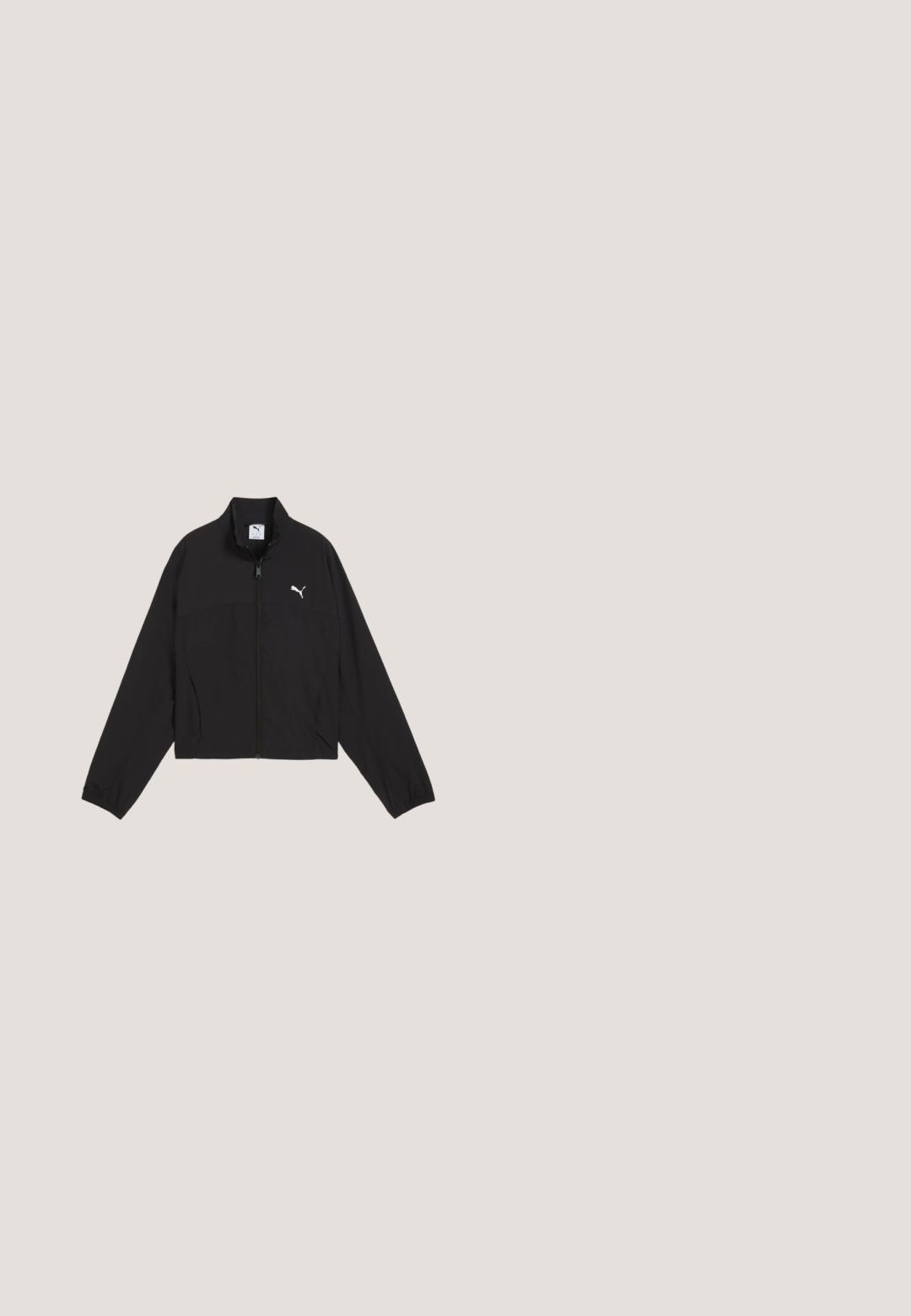 Chaqueta negra con cremallera hecha de un tejido ligero, con cuello alto, mangas largas y un pequeño logo blanco en el pecho.; Sudadera negra de manga larga con bolsillo frontal tipo canguro, capucha con cordón y pequeño logo de Puma en el pecho izquierdo.; Camiseta de manga larga rosa claro acanalada con cuello alto y pequeño logo de Puma bordado en el pecho izquierdo.; Pantalones grises de pierna ancha de Puma con cintura elástica que presenta logos repetidos de Puma y bolsillos laterales.; Zapato de cuero negro con un acabado suave, panel lateral texturizado, diseño de cordones y cuello acolchado. Presenta un logo sutil y acentos con patrón.; Bolso de hombro triangular negro con correa delgada, sutil patrón de monograma y pequeño logotipo plateado de Puma en el centro.