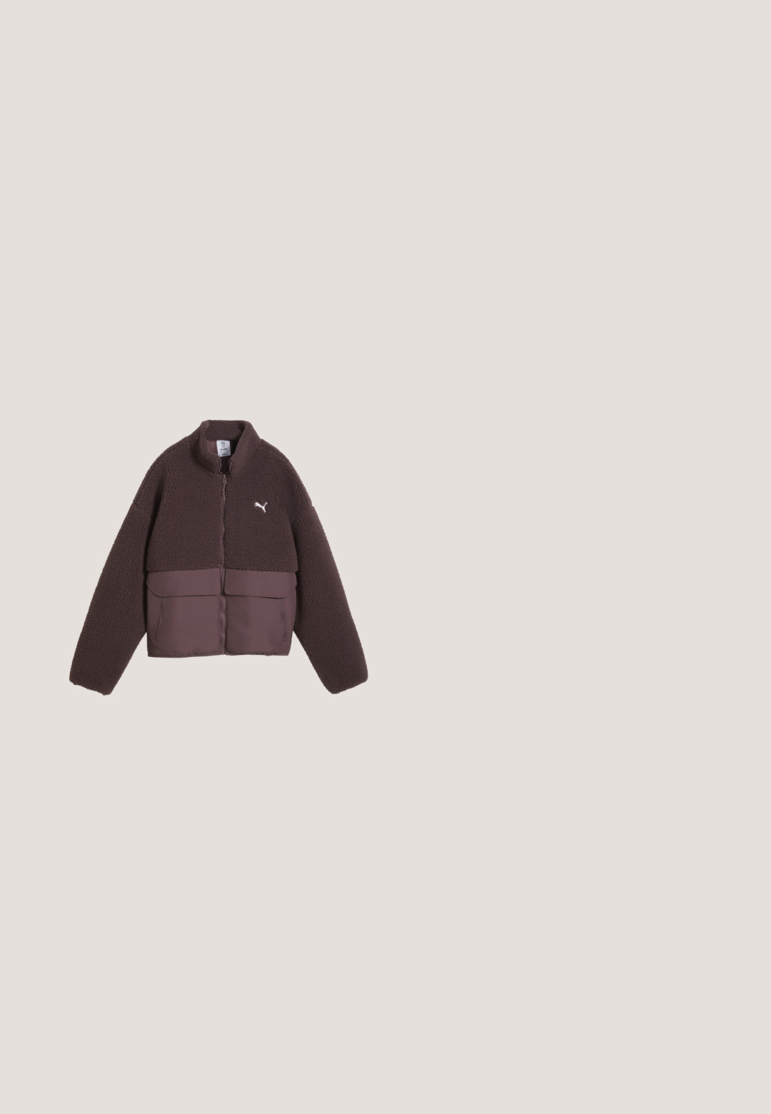 Braune Fleecejacke mit durchgehendem Frontreißverschluss, zwei Fronttaschen, hohem Kragen und weißem Puma-Logo auf der Brust.; Grauer Reißverschluss-Hoodie mit einer Vorderasche, verstellbarem Kordelzug-Hauben, gerippten Bündchen und einem kleinen Logo auf der Brust. Material aus Baumwollmischung.; Weißes Levi's Langarmshirt mit Rundhalsausschnitt und kleinem rotem Levi's Logo auf der linken Brust, dargestellt vor einfarbigem Hintergrund.; Hellgraue Sweatpants mit elastischem Bund, Seitentaschen, schwarzem Puma-Logo am linken Oberschenkel und schwarzer Umriss-Schrift am rechten Bein.; Hellbrauner und beiger Sportschuh mit strukturierten Gummispikes an der Sohle und Mesh-Stoff an den Seiten, von der Außenseite gesehen.; Schwarze dreieckige Umhängetasche mit dünnem Träger, dezentem Monogramm-Muster und kleinem silbernem Puma-Logo in der Mitte.