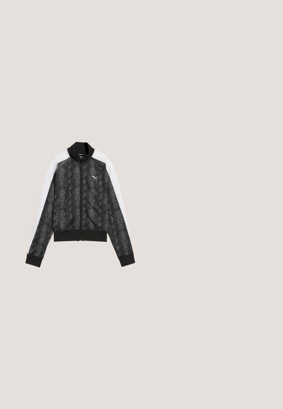 Schwarz-graue Jacke mit Schlangenprint und Reißverschluss, weißen Streifen an den Ärmeln sowie schwarzem Kragen und Bündchen, mit Puma-Logo auf der Brust.; Hellgrüner Pullover aus weichem Stoff, mit rundem Halsausschnitt und langen Ärmeln. Auffälliges weißes Puma-Logo auf der Brust.; Schwarzes kurzärmeliges geripptes Crop-Top mit rundem Ausschnitt und weißem Puma-Logo in der Mitte der Brust.; Leopardmuster-Hosen in Grautönen mit lockerer Passform, elastischem Bund und schwarzen Seitendetails für zusätzlichen Kontrast.; Weißer Puma Sneaker mit beigem Wildleder-Formstreifen und hellbeiger Sohle, Seitenansicht auf weißem Hintergrund.; Schwarze Fake-Fur-Shopper-Tasche mit langen Griffen und einem großen weißen umrissenen Puma-Logo mittig vorne vor einfachem Hintergrund.