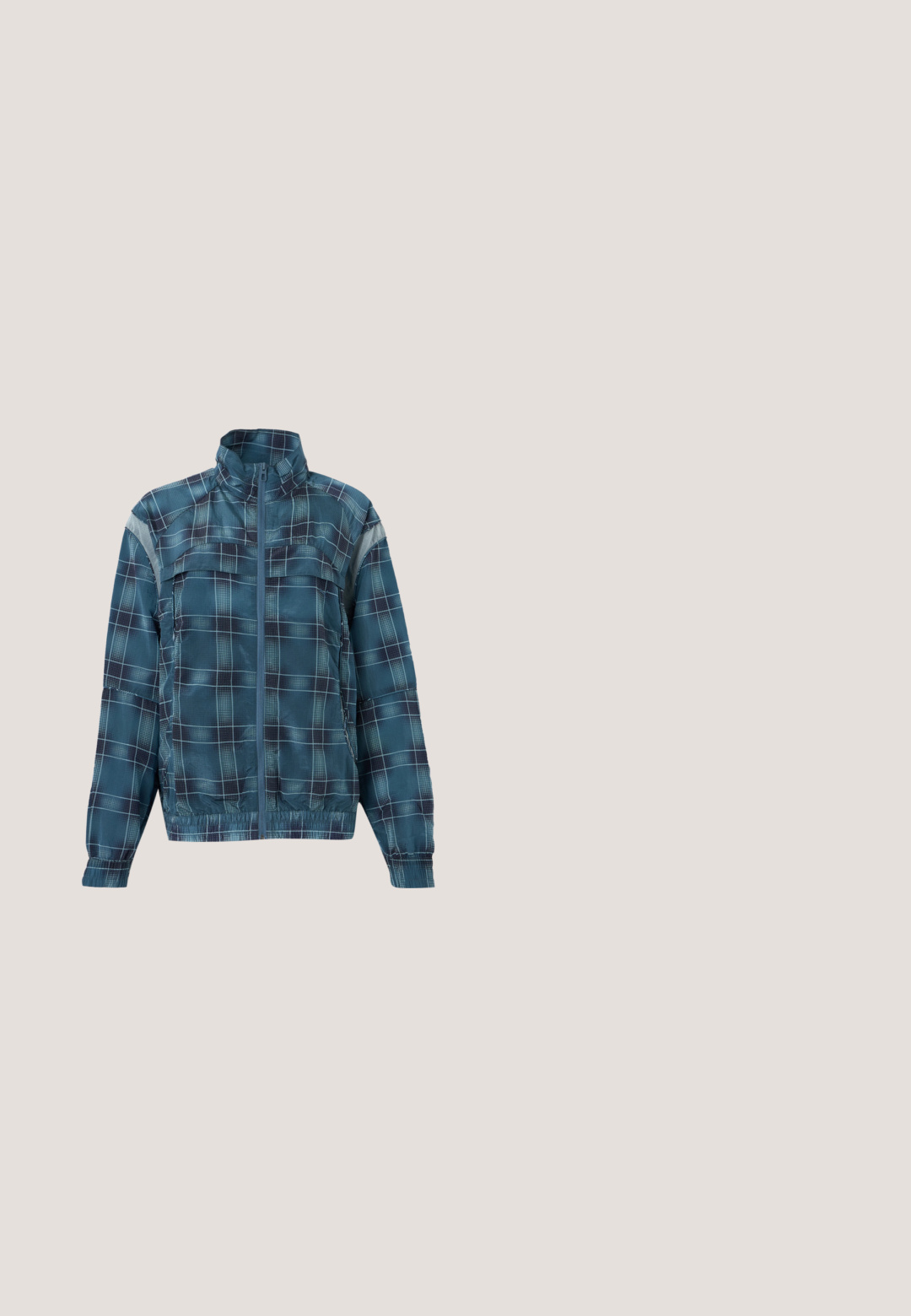 Veste zippée à carreaux bleus et noirs avec col haut, manches longues, ourlet élastique et patchs réfléchissants sur les bras supérieurs.; Combinaison à manches courtes bleu marine avec fermeture éclair à l'avant, deux poches poitrine, deux poches latérales, et logo blanc RVCA sur la poche poitrine gauche.; Hoodie bleu clair avec un motif de branches d'arbre en gris. Poche kangourou à l'avant, poignets et ourlet côtelés. Matière douce et texturée.; Chaussure de sport gris clair avec une tige en daim souple, une semelle en caoutchouc dotée de pointes texturées et un design flexible. Logo latéral dans une teinte plus foncée.; Petit sac à main Puma argent métallisé avec deux poignées supérieures, une longue bandoulière, logo sur le devant et fermeture zippée sur fond uni clair.; Boucles d'oreilles en argent avec une finition polie, présentant une forme ronde simple et une fermeture à tige pour un port sécurisé.