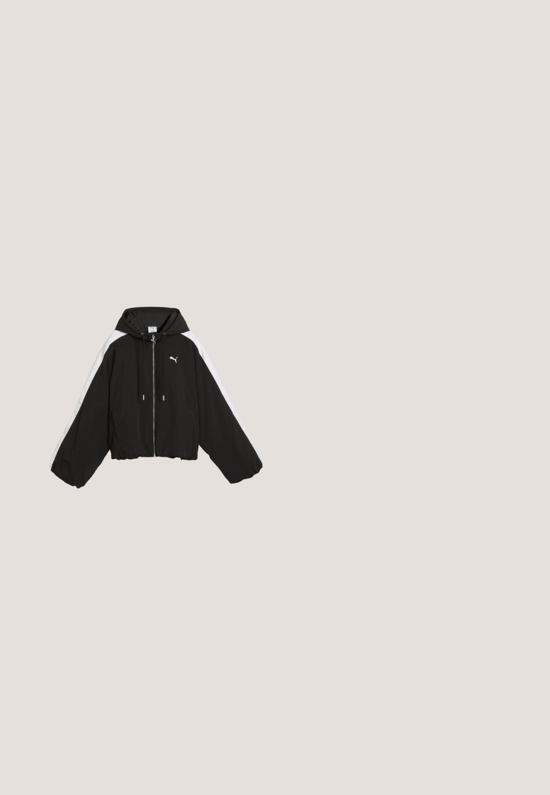 Schwarze Puma Jacke mit Reißverschluss, weißen Streifen an den Ärmeln, Kordelzugkapuze und elastischem Saum, flach auf weißem Hintergrund liegend.; Schwarzer Sweatshirt mit Rundhalsausschnitt, langen Ärmeln und kleinem weißem Puma-Logo auf der linken Brust, mit Rippbündchen an Ärmelenden und Saum.; Schwarzes oversized T-Shirt aus Baumwolle; mit kurzen, breiten Ärmeln und runder Halslinie. Graues Logo auf der linken Brust.; Schwarze, gerippte Hose mit weitem Bein, elastischem Bund und Kordelzug, mit kleinem weißem Puma-Logo oben links.; Schwarze sportliche Sneaker mit Obermaterial aus Mesh und Textil in Grauakzenten, einer robusten Sohle und markanten Designlinien.; Schwarze Schultertasche aus Stoff mit rechteckiger Form, ausgestattet mit einem Reißverschluss, strukturierter Oberfläche und einem grau gestickten Logo auf einer Seite.